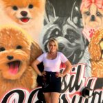 Yeliz Yeşilmen Instagram – . Çatalca’da bulunan @asil.yavrular çiftliğine ziyarete gittim. Hem Gökhan ve Ersoy bey’le tanıştım hem de bızdıklarla çok güzel bir gün geçirdim. Enerjileri o kadar iyi geldi ki o kadar güzel bilgiler edindim ki mesela üç ya da dört kere anne olduktan sonra anneleri babaları evlat edindiriyorlar ya bunlar çok çok önemli böyle sonsuza kadar makine gibi çalıştırmıyorlar yani bu evlatlara değer veriyorlar hepsine çok iyi bakıyorlar. Ben de bir tane evlat edindim ve 26 ya da 27 Mayıs gibi kendisini almaya gideceğim kızım ve oğlum inanılmaz heyecanlı hepimiz yeni evladımızın evimize geleceği günü iple çekiyoruz #işbirliği #öneri #poodle #yelizyeşilmen #hayvansevgisi  @asil.yavrular