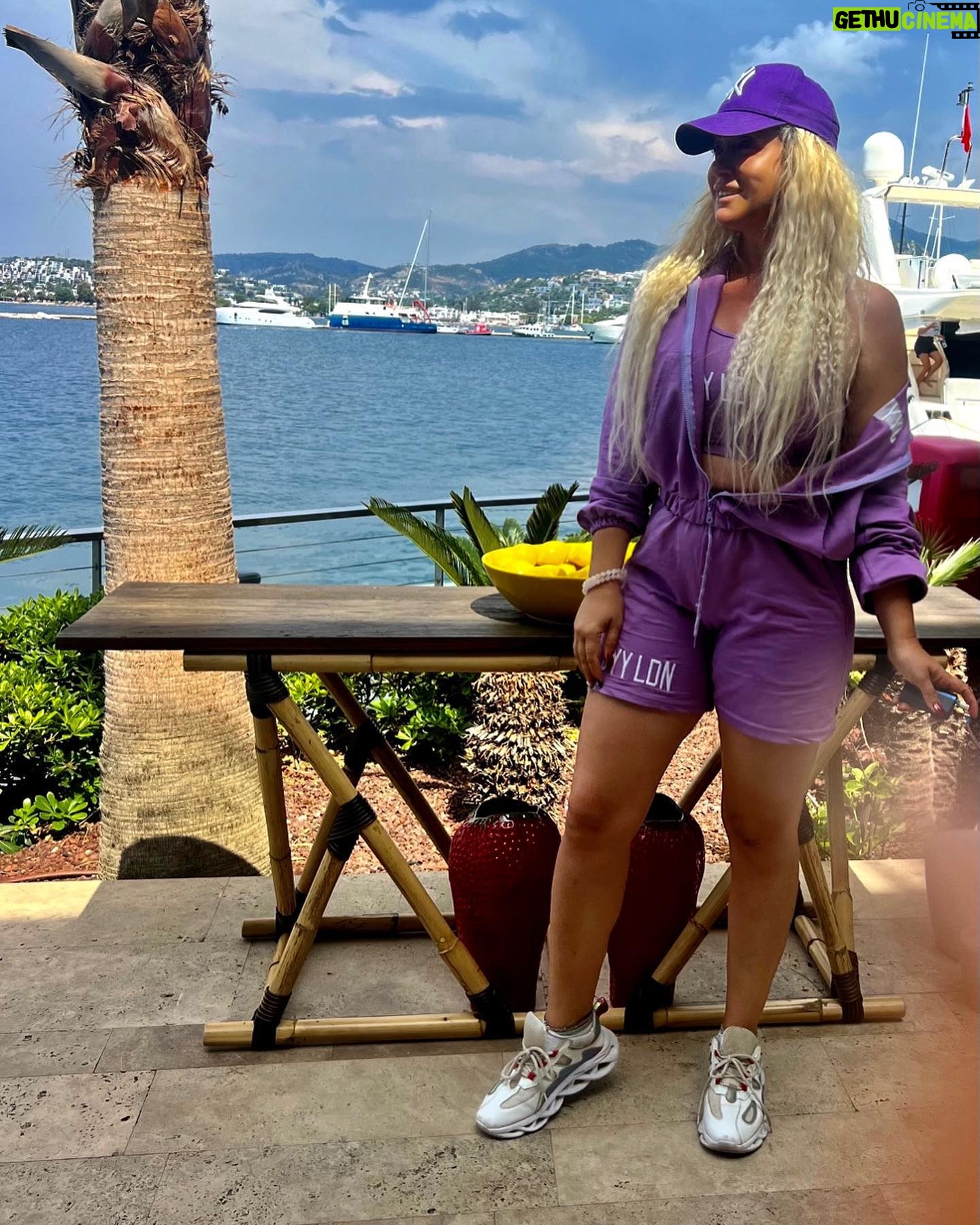 Yeliz Yeşilmen Instagram - Şahsınıza karşı haddi aşan,hududu geçen,küstahlaşanları,altın olsa kesenizde bal olsa kasenizde tutmayın #fyp #yelizyeşilmen #öneçıkar #keşfet #mylife