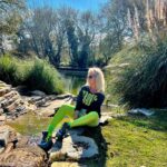 Yeliz Yeşilmen Instagram - Ele geçen şeyin tadı,tuzu ,değeri oraya varmak için çekilen yol zahmeti kadardır. Çölün tozunu yutmayan, dilini dudağını Çöl güneşi nde çatlatmayan Zemzem’in lezzetini bilemez. Ömür boyu hayalini kurmayan kabenin kadrini tartamaz. O halde önce yan ki su seni kandırsın,acık ki ekmek damagında bi lezzet bıraksın. Özle ki bulduğumda gerçekten bulmuş olasın demiş Hazreti Mevlânâ. Bu ara depremden beri ekstra zor günler geçiriyorum ama bunlarda geçecek bitecek biliyorum çok nadiren kendimi iş dışında doğaya atıp nefes almaya çalışıyorum ama yanmadan acı çekmeden gelecek olan güzelliklerin farkına varma şansımız yok. #yelizyeşilmen
