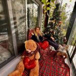 Yeliz Yeşilmen Instagram – Bugünümüzü çalan iki hırsız var:Geçmişe ilişkin pişmanlıklarımız ile geleceğe ilişkin kaygılarımız işte bunlar bugünümüzün hırsızlar şimdi 2024’e kısa bir süre kaldı 2024’ten beklentiniz nedir bu postun altına yorum yapan üç arkadaşına bu sayfayı yollayıp takip ettiren ve postu beğenen bir tane takipcime kozmetik sepeti yollayacağım. Beni takip etmeyen üç yeni arkadaşına takip #yelizyeşilmen #çekiliş # çekiliş bugün başlıyor salı biticek