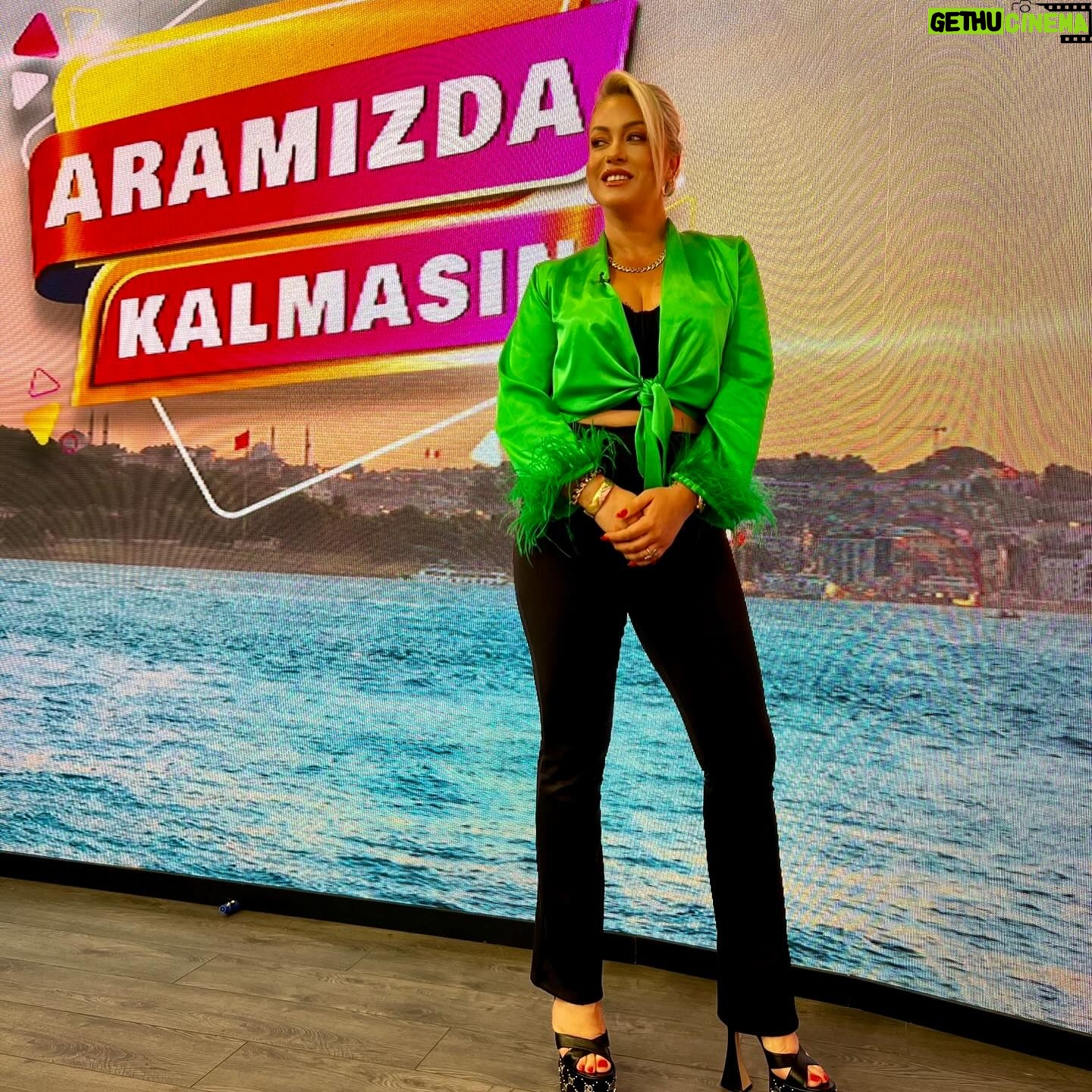 Yeliz Yeşilmen Instagram - Elindeki elmas’ın değerini bilmeyen, gün gelir Çakıl taşıyla oynamak zorunda kalır……… #yelizyeşilmen #keşfet #instagram #fyp #liyfestyle #instagood #öneçıkar#tv #sunucu #television #star