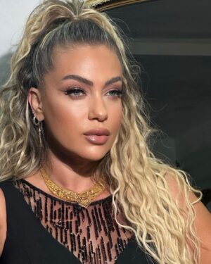 Yeliz Yeşilmen Instagram - İnsanlar fırsatların gelmesini bekler, fırsatlar da insanların gelmesini bekler.Yani  fırsatlar bekler insanlar bekler kazanan hep mazeret olur ben hayatım boyunca fırsatların bana gelmesini beklemedim fırsatların üzerine dört nala atın üstünde koşarak gittim size de hayatta tecrübem olarak tavsiyem fırsatları beklemeyin siz her biriniz kendi içinizde mucizesiniz.  Siz hayatınızda fırsat kaçırdığınızı düşünüyor musunuz kaçırdığınız en büyük fırsat neydi yorumlara gelin Yorumlarda buluşalım .
Makyaj @cesurallbayrak #yelizyeşilmen #makeup #fyp #instagram #keşfet #öneçıkar