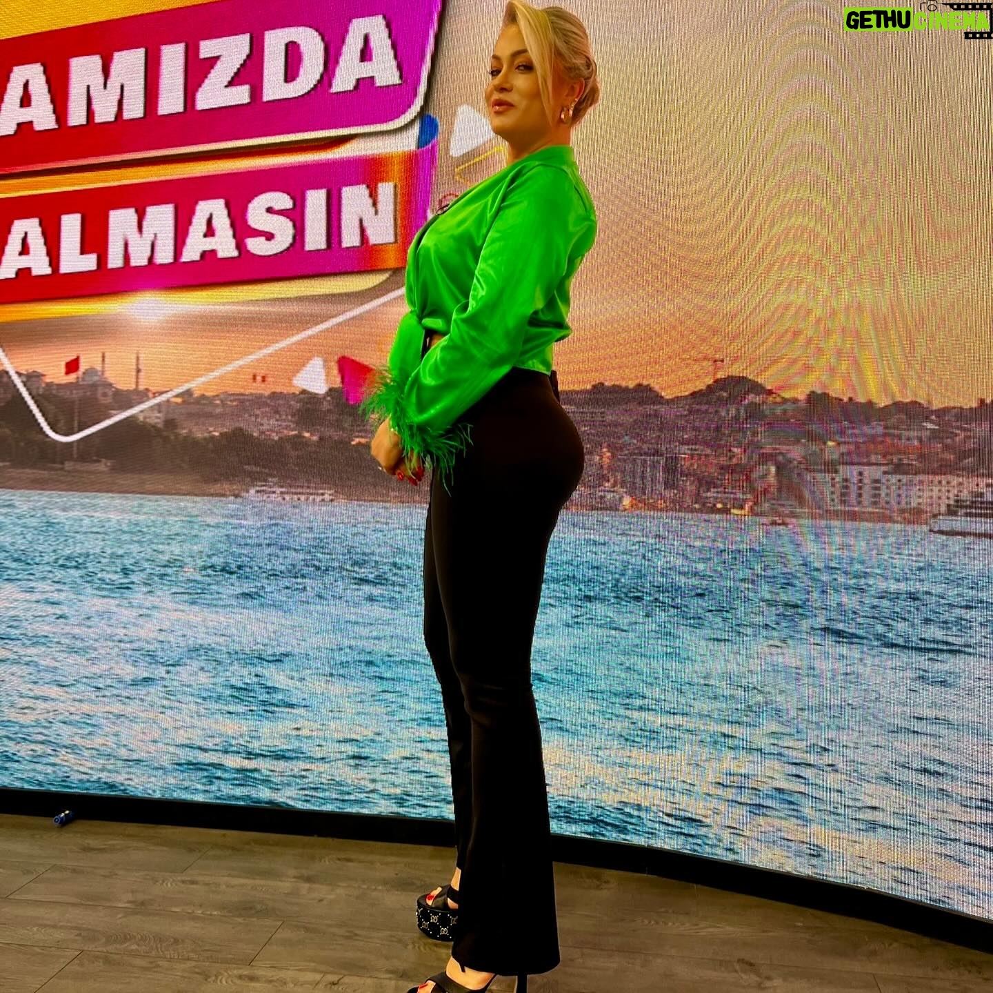 Yeliz Yeşilmen Instagram - Elindeki elmas’ın değerini bilmeyen, gün gelir Çakıl taşıyla oynamak zorunda kalır……… #yelizyeşilmen #keşfet #instagram #fyp #liyfestyle #instagood #öneçıkar#tv #sunucu #television #star