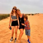 Yeliz Yeşilmen Instagram - İyi Bayramlar. İlk kez bir bayram Türkiye dışında aile dışında üçümüz geçiriyoruz olsun arada böyle de lazım arkada bıraktıklarımız güvende nerede ne yapıyor biliyoruz herkese iyi bayramlar eski bayram tadı kalmadı ama eski bayramları özlediğimiz bir bayram bu arada burada tüm Türkiye burada Türkiye’nin yarısı burada yani sagimda solunda önünde arkamda Türkiye Türkiye’de gibi hissediyorum🥰 @asya_tu13 #yelizyeşilmen #dubai #instgaram #fyp #dubaisafari #keşfet #emirates