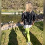 Yeliz Yeşilmen Instagram - Ele geçen şeyin tadı,tuzu ,değeri oraya varmak için çekilen yol zahmeti kadardır. Çölün tozunu yutmayan, dilini dudağını Çöl güneşi nde çatlatmayan Zemzem’in lezzetini bilemez. Ömür boyu hayalini kurmayan kabenin kadrini tartamaz. O halde önce yan ki su seni kandırsın,acık ki ekmek damagında bi lezzet bıraksın. Özle ki bulduğumda gerçekten bulmuş olasın demiş Hazreti Mevlânâ. Bu ara depremden beri ekstra zor günler geçiriyorum ama bunlarda geçecek bitecek biliyorum çok nadiren kendimi iş dışında doğaya atıp nefes almaya çalışıyorum ama yanmadan acı çekmeden gelecek olan güzelliklerin farkına varma şansımız yok. #yelizyeşilmen