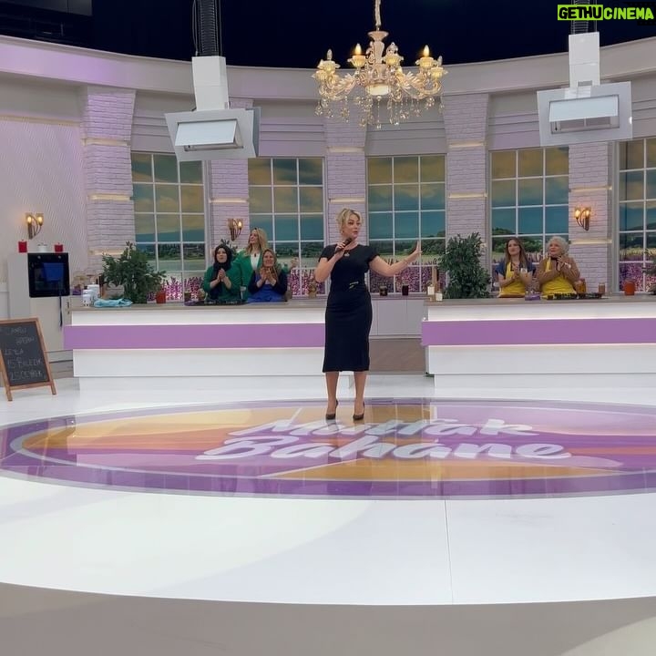 Yeliz Yeşilmen Instagram - Atv mutfak bahane programının ramazan çekimlerini de yaptık tüm ekibe teşekkür ediyorum ATV ekranlarında altıncı kere jüri olarak bu programda olmak benim için onur ve gurur @atvmutfakbahane @atvturkiye #yelizyeşilmen #singer #öneçıkar #kesfetteyiz #instgram #instagood