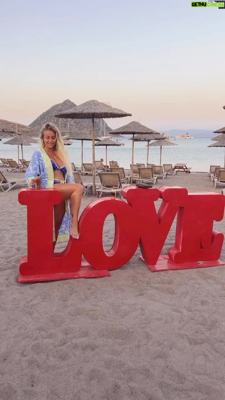 Yeliz Yeşilmen Instagram - Yelo yaparsa en iyisini yapar tabiki hem güneş hem güneş sonrası bronz renk veren bol ince simli özel çikolata kokulu yağım bir haftadır satışta ilgiye teşekkürler @yelizyesilmenbeauty #yelizyyesilmen #instgram #fyp #öneçıkar #keşfet #bronzoil
