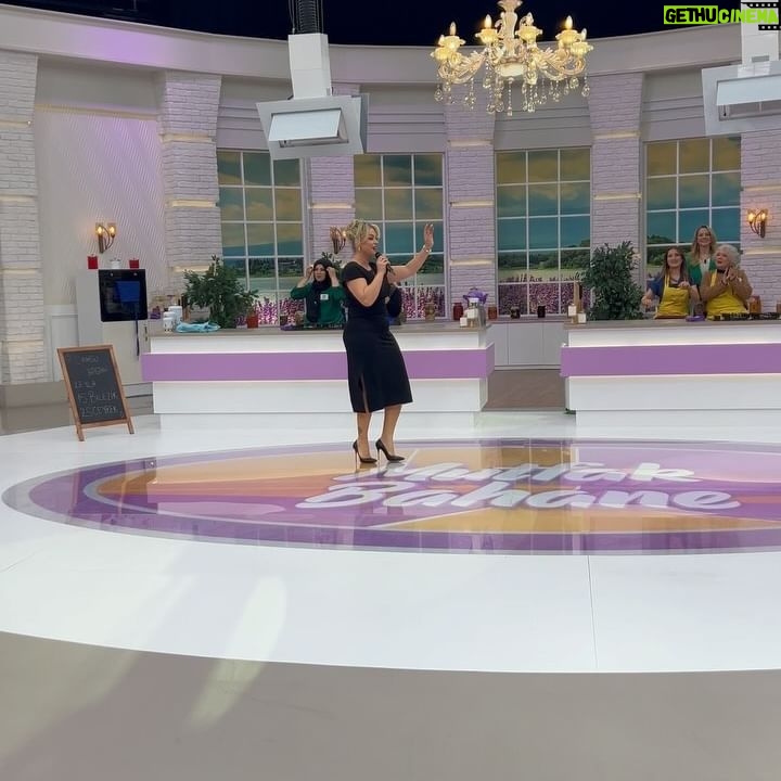Yeliz Yeşilmen Instagram - Atv mutfak bahane programının ramazan çekimlerini de yaptık tüm ekibe teşekkür ediyorum ATV ekranlarında altıncı kere jüri olarak bu programda olmak benim için onur ve gurur @atvmutfakbahane @atvturkiye #yelizyeşilmen #singer #öneçıkar #kesfetteyiz #instgram #instagood