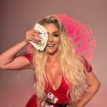 Yeliz Yeşilmen Instagram - Pek yakında yepyeni şarkım geliyor.As papaz kız.Yapım ve menejerlik @kemalaslanofficial şarkı söz müzik @niluferr38 NİLÜFER şenyarar aranjör @serdar_senyarar klip çekimi @erkannasofficial kırmızı kostüm @pinarbentgelinlik çok heyecanlıyım pek yakında buluşmak üzere #yelizyeşilmen #klip #Aspapazkız #öneçıkar #kesfet