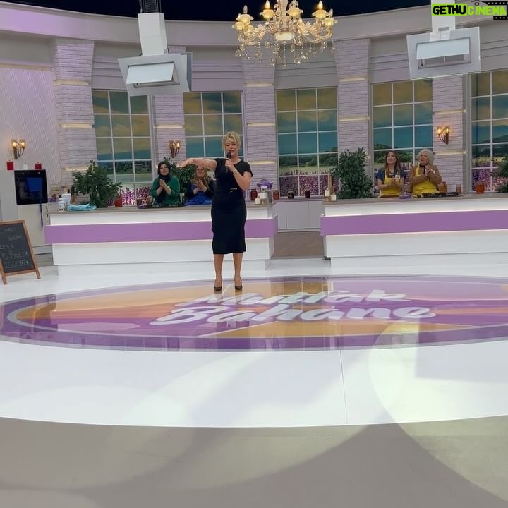 Yeliz Yeşilmen Instagram - Atv mutfak bahane programının ramazan çekimlerini de yaptık tüm ekibe teşekkür ediyorum ATV ekranlarında altıncı kere jüri olarak bu programda olmak benim için onur ve gurur @atvmutfakbahane @atvturkiye #yelizyeşilmen #singer #öneçıkar #kesfetteyiz #instgram #instagood