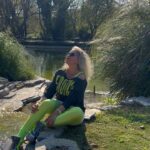 Yeliz Yeşilmen Instagram - Ele geçen şeyin tadı,tuzu ,değeri oraya varmak için çekilen yol zahmeti kadardır. Çölün tozunu yutmayan, dilini dudağını Çöl güneşi nde çatlatmayan Zemzem’in lezzetini bilemez. Ömür boyu hayalini kurmayan kabenin kadrini tartamaz. O halde önce yan ki su seni kandırsın,acık ki ekmek damagında bi lezzet bıraksın. Özle ki bulduğumda gerçekten bulmuş olasın demiş Hazreti Mevlânâ. Bu ara depremden beri ekstra zor günler geçiriyorum ama bunlarda geçecek bitecek biliyorum çok nadiren kendimi iş dışında doğaya atıp nefes almaya çalışıyorum ama yanmadan acı çekmeden gelecek olan güzelliklerin farkına varma şansımız yok. #yelizyeşilmen