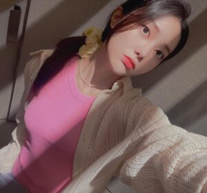 Yeo Joo-ha Instagram - We are at the middle of this year, Middle of ‘nowhere’.
how ya doing all 🌷

Me, i’m able to put up with this year 
because of all ur lovings🎀