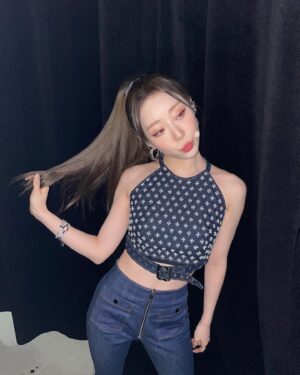 Yeonjung Instagram - 뮤직뱅크👖🎵
