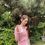 Yeonjung Instagram – 벌써 올해가 지나갔네요
아주 의미있고 감사한 한해였습니다
2023년 더 행복하고 아름답길!🙏
새해 복 많이 받으시고 모두 건강하세요☀️🧡
잘가 2022 ✨