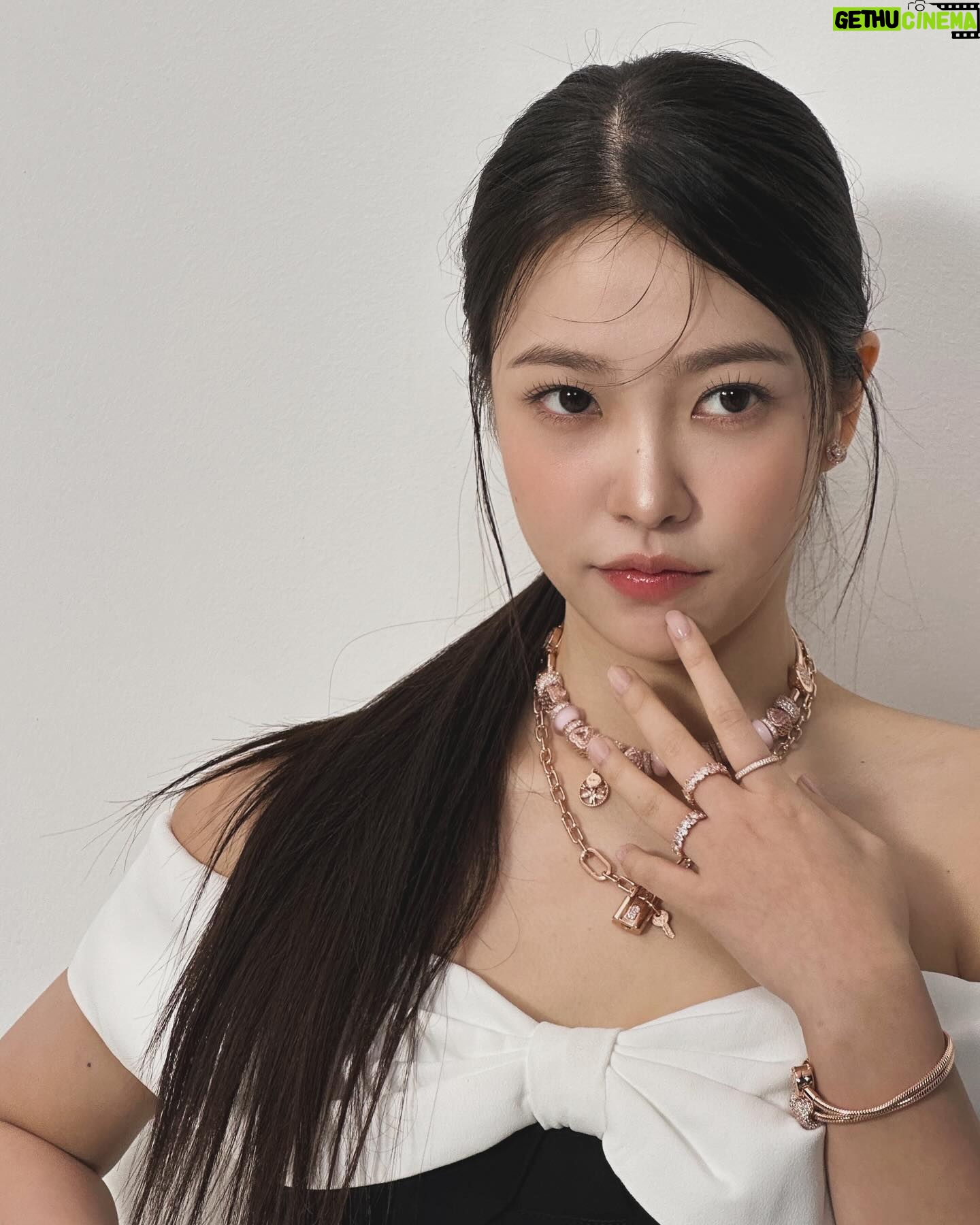 Yeri Instagram - @theofficialpandora #RedVelvetxPandora