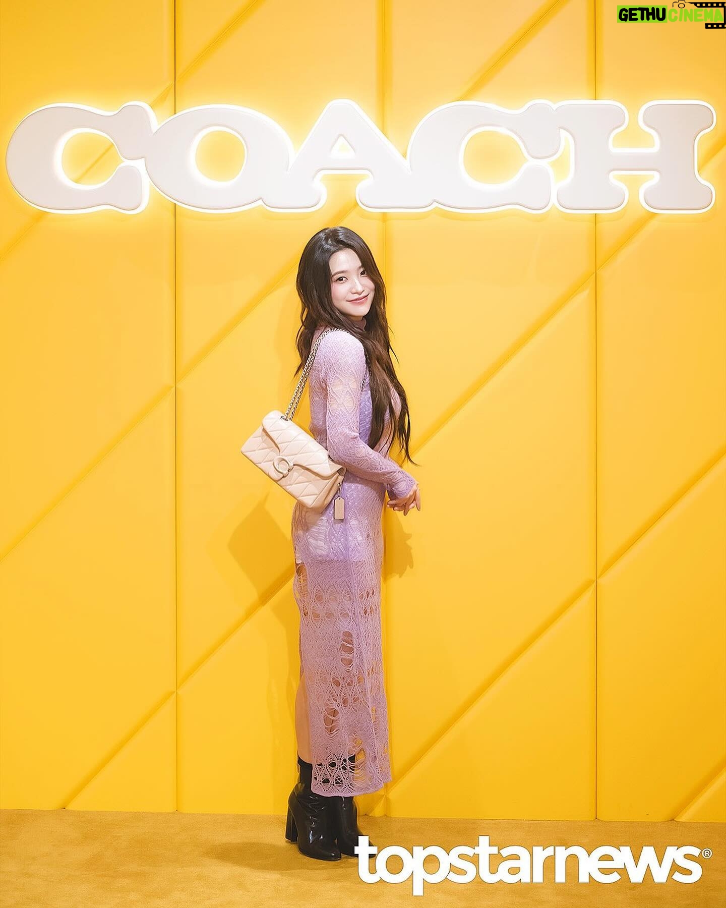 Yeri Instagram - @coach π·πͺ»π·πͺ» #CoachNY #CoachKorea #CourageToBeReal #μ½μΉμ±μνμ
#μ½μΉνΌν
νλΉ