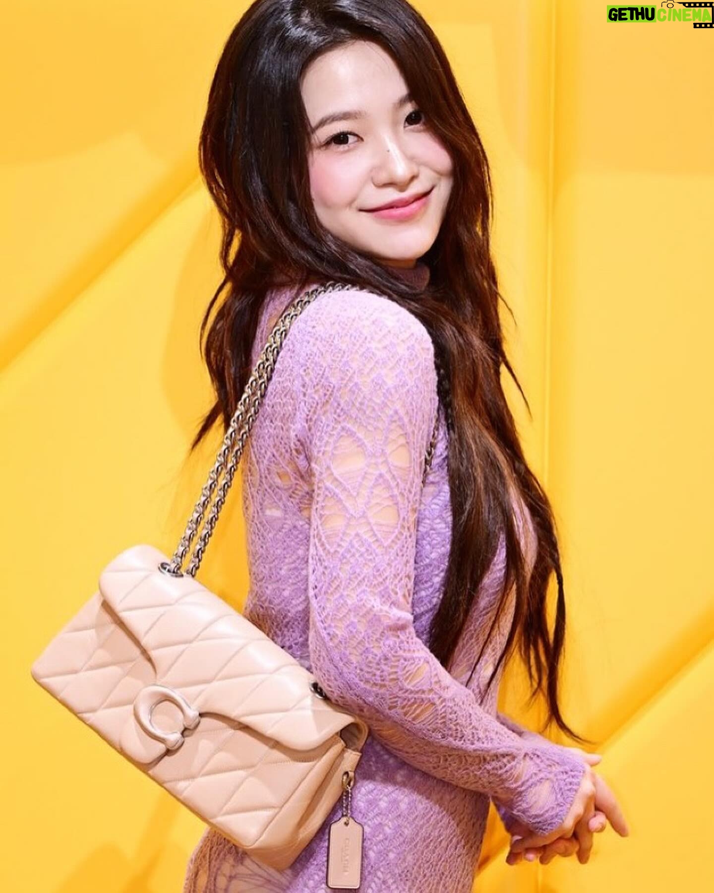 Yeri Instagram - @coach π·πͺ»π·πͺ» #CoachNY #CoachKorea #CourageToBeReal #μ½μΉμ±μνμ
#μ½μΉνΌν
νλΉ