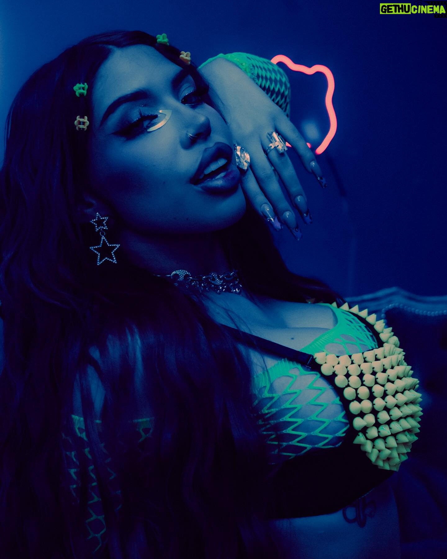 Yeri Mua Instagram - YA SALIÓ EL VÍDEO OFICIAL DE “U R Such a lame REMIX”🧨🫦😳 LINK EN MI DESCRIPCIÓN🫶🏻✨ @rixxiaaa te amo tanto y gracias x invitarme reina👩🏻🦰 PURO GINGER POWER📀✨ @jimena.jimenezr @fernandablaz @herlanlly_rg @samii.herrera @soymelissanavarro @odetteorlena @wenlozano @millos_999 GRACIAAAAS POR ACOMPAÑARNOS EN EL VÍDEO PURA GENTE GUAPA Y LO SABES DE MUJER💖🫶🏻💖 los adoro!!!!✨