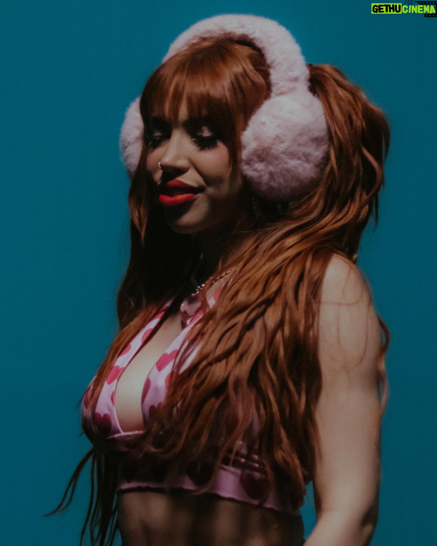 Yeri Mua Instagram - YA SALIÓ EL VÍDEO OFICIAL DE “U R Such a lame REMIX”🧨🫦😳 LINK EN MI DESCRIPCIÓN🫶🏻✨ @rixxiaaa te amo tanto y gracias x invitarme reina👩🏻🦰 PURO GINGER POWER📀✨ @jimena.jimenezr @fernandablaz @herlanlly_rg @samii.herrera @soymelissanavarro @odetteorlena @wenlozano @millos_999 GRACIAAAAS POR ACOMPAÑARNOS EN EL VÍDEO PURA GENTE GUAPA Y LO SABES DE MUJER💖🫶🏻💖 los adoro!!!!✨