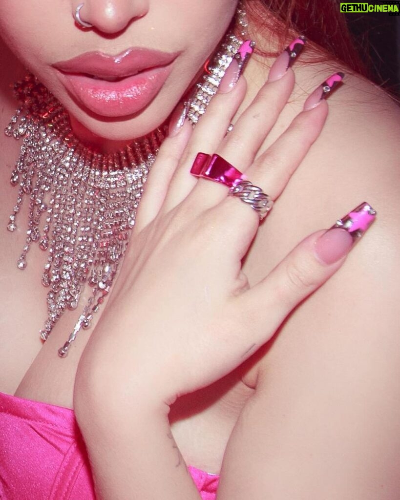 Yeri Mua Instagram - Mamita ricaaaa🫦 en modo pink aura 💖✨🥴