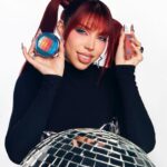 Yeri Mua Instagram - ¡Descubre cómo lucir radiante con la nueva Music Collection de Maybelline! 🎶💄 Con looks inspirados en la música, este tutorial te enseñará a crear looks únicos que reflejen tu estilo y personalidad. ¿Estás listx para deslumbrar con colores y ritmos audaces? ¡Sigue nuestros pasos y crea magia con esta colección que está causando sensación en el mundo de la música! ✨ #MusicCollection #Maybelline #Publicidad