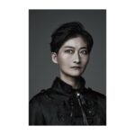 Yoh Yoshida Instagram - あれ？この方？な二人目。ジュリアス・シーザーにて、キャルパーニア、レピダス、市民、兵士と、実に4役を演じ分けた鈴木崇乃さん。再びご一緒できてこれまた嬉しい！ 今回彼女が演じるのは、大使ヴォルティマンド、旅一座の役者、そしてシスター。本来、ヴォルティマンドという人物は男性役として描かれているのですが、森カンパニーにおいては、性別なぞもはや性染色体の偶然。彼女が彼を演じても何の違和感もないどころか、むしろ凛としてカッコよく、ぜひとも我が国の大使館にもいて欲しいと願ってしまうほどです。また、ヴォルティマンドの長台詞は、純度100%の説明台詞。感情が絡まないセリフは本当に覚えづらく難しいのですが、崇乃ちゃんの手にかかるとなんと明瞭で分かりやすいことか。彼女が長台詞講座なるものを開くなら、即日受講する所存です。 ところで、森さんとは長い付き合いであろう崇乃ちゃんへの100本ノックは、他の方へのそれとは少し温度が違うなと感じます。森さんは演出家というよりもどこか同志のような雰囲気で、崇乃ちゃんもまた、ノックされながらも笑顔が溢れ、とても楽しそう。ちなみに、今作品における100本ノックの最多打席数はわたくしハムレットが保持。セリフも登場も多いので仕方ないのですが、私の場合はノック後、精も棍も尽き果て抜け殻のようになってしまいます。こないだなんて、ノックの途中で「くそー！！！」って言っちまいましたからね、自分が不甲斐なくて。だから、どんなに追い込まれても笑顔で楽しめる崇乃ちゃんの鋼のメンタルが心底羨ましかったりします。 そうそう、旅の一座での彼女は、いわゆる「男役」的な人物のようです。実際、劇中劇では王様を演じますし、衣装もパンツにサスペンダーといういでたち。現代日本なら絶対宝塚の男役トップスターですね。また、先日ストレッチをしながら彼女とお喋りしたところによると、何と中高全て演劇部！最近始めたというヨガの効果もあり、体はよりしなやかに、立ち姿は変わらずピンと美しく、そして舞台に立ち続けている方ならではのよく通る声がやはり魅力的な崇乃ちゃんなのでした。 Takano Suzuki plays Voltimand. We also worked together in Julius Caesar in 2021. The long lines she delivers this time are the most difficult for actors to interpret. Despite this, her words are clear and the scene comes to mind clearly. I think this is a weapon she has gained from her over 30 years of acting experience! #鈴木崇乃 @suzukitakano #宣材写真が死ぬほど可愛い #hamletq1 @parco_stage #東京大阪愛知福岡 #5/11start