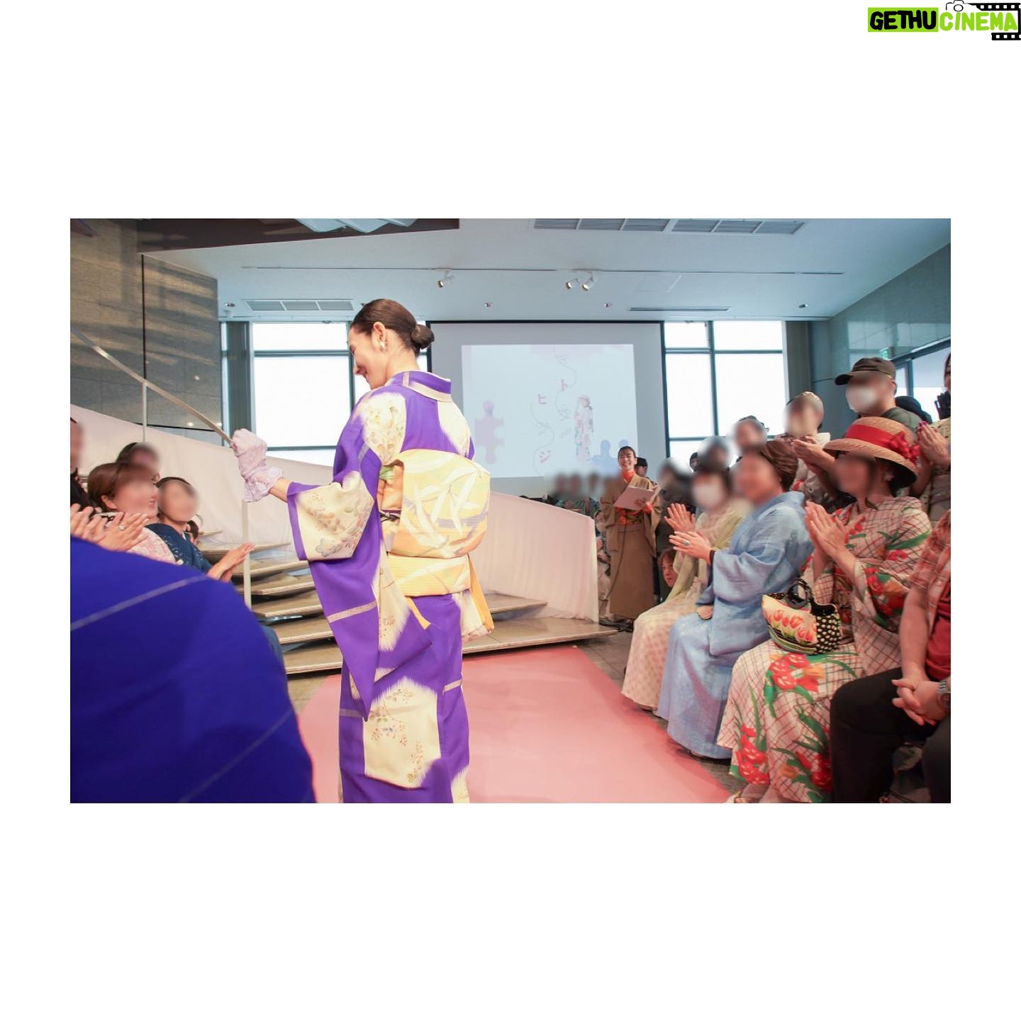 Yoh Yoshida Instagram - おはようございます! 恐るべき亀の歩みでレポート中の私です。 本日は私のお衣装について。 ファッションショーは四回。 一般公募したモデルの皆様に、それぞれご自慢のコーディネートを見せて歩いていただきました。皆さま、直前まで緊張してらしたのに、一歩出てしまえば堂々たるモデルっぷり。ポージングもお手のもので、ニコニコと楽しそうに歩いておられるお姿はそれはそれは素敵でした! (※出演された皆様、公式のお写真が届きましたら、ぜひご自身のSNSでご披露くださいませ♡私が写り込んでいても構いませぬゆえ😊他のお客様の写り込みにはどうぞご配慮を。) そして私も、四回それぞれに衣装チェンジ。 1)夏の名残りを感じさせる涼やかなジョーゼットのアンティーク単衣に秋のモチーフ蜻蛉柄の帯でシンプルスタイル( 着物と帯共に #暮らし家 さん) 2)四季の花があしらわれた古典柄のアンティーク着物( #暮らし家 さん)と同じく古典柄のアンティーク帯( #きものさらさ さん) イヤリングはNUTTYさんブースで急遽購入 3)この日から10月ということで、着物の暦に倣い袷の着物。奥に紫みを感じる青地に、鳩の絵があしらわれたアンティーク( #暮らし家 さん)と、黒地にピンクや赤や青の柄がオリエンタルな雰囲気の更紗帯( #着物葉月 さん)、帯締めはキモノ葉月さんで取り扱っている組紐作家 #HaRuKi組 さん) 4)この回はフル江戸小紋コーデ。ヒツジヒツジにも掲載した、100年前の型紙から図案を起こし染め、仕立てていただいた骸骨柄の江戸小紋とグラデーション縞の江戸小紋帯( 両方 #廣瀬染工場 さん )、どちらも初オロシ。髑髏が強いので、フェイクファーの帽子と三つ編みでガーリーをプラス🩷帯留も髑髏(代官山の #結鶴 さん) 和洋折衷コーデ好きなのと、せっかくのステージ衣装なので「攻め」多し。涼しくなってきて、やっとレイヤードスタイルが出来たのもとても嬉しかった! ※全て写真にタグづけしておりますので、ぜひ各お店のページもご覧くださいませ! 次はいよいよゲストのお二人。 つづく。 There were four shows. I also changed my costume for each one. There is a rich variety of styles, from summer left-over styles to full Edo Komon outfits, making them look gorgeous. #マトウヒツジ #kimonostyle #antique #actress #着物 #アンティーク #着物イベント