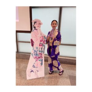 Yoh Yoshida Instagram - おはようございます。
12時間かけて玄関の荷物整理を終えた私です。

改めまして、
着物イベント「マトウヒツジ」
ご来場頂きました皆さま、
本当に本当にありがとうございました。

二日間/四公演、曇り時々雨予報の中、
千人を超えるお客様に集っていただき、
それぞれが纏った華やかなお着物が花となって、
あの日代官山の街にパッと咲いたようでした。

来られなかった皆様のために、先ずは会場の様子を。

二階
ファッションショー用のミニマムランウェイ。ポスターのヴィジュアルに合わせて、レッドカーペットならぬピンクカーペット。一般から公募したモデルの皆さんには、続く螺旋階段から降りてここを歩いて頂きました。会場の都合上短いから、二往復😏
窓際には着物&小物のマルシェ6六店舗。反対の壁一面には、書籍内で使った着物&私物着物と帯を、八枚展示。

三階
着物&小物のマルシェ11店舗と、羊の部屋を再現した私物販売ブース「ヒツコの部屋」。

四階
「ヒツジヒツジ」カメラマンによるフォトスペース（マトウヒツジの大型パネル有り）、羊と横浜デートムービー、雑誌ブース、刺繍体験、フードコーナー。

そして全フロアに羊の全身パネルと、書籍に掲載された着物のトルソーを配置。その他、グッズ、マトウヒツジ限定カバー、記念キーホルダーなどなど。

着物ファンにも羊ファンにも、どうか一人残らず楽しんで帰ってもらえますようにとの思いで準備してきました。初イベントで至らぬ点も多かったと思う中、着物初心者からベテランまで、この空間を楽しもうとワクワクしてくださっているのが伝わりとても感動しましたし、「着物」という共通語で人々がみるみる繋がっていく姿には胸がじんと熱くなりました。

つづく。

The kimono event "Matou Hitsuji" was successfully completed in two days. Each guest came dressed in their favorite kimono, and it seemed like Daikanyama was in full bloom. I'm so grateful to see everyone trying their best to enjoy the content we've prepared with the idea that "I want every single person to go home with fun," and to see people quickly connecting with each other using "kimono" as a common language. It made my heart warm...to be continued…

#マトウヒツジ
#kimonostyle
#antique 
#actress
#着物 
#アンティーク 
#着物イベント
