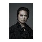Yoh Yoshida Instagram - 前半はレナルドー（ポローニアスの従者）、後半はハムレットが"ミズスマシ"と呼ぶオズリックを演じる佐川和正さん。 レナルドーは、現王の忠臣ポローニアスが、息子レアティーズの素行調査を依頼する男。お金をもらえば何でもやりそうな、なんなら裏切りも厭わなそうな食えないやつ。腹にイチモツを抱えたその笑みからは、時代劇の越後屋の匂いが漂います。 匂い。そう、ミズスマシことオズリックは匂いに鈍感。香水が強すぎて、彼が通ったあとは「あのバカが通ったと誰もが分かる」とハムレットは言います。性格は、強いものに巻かれるお調子者。あちこちにいい顔をしてその場を凌ぎ、本人だけがそれを上手くやれていると思い込んでいます。 森さんに聞いたところによれば、佐川さんは普段「二枚目」の役を担われることが多いそうですが、森さんはいつも「ヘンテコな役」を振ってしまうのだそう。もうお分かりですね。そう、今作ではその「ヘンテコ」を存分に堪能することが出来るのです。 役を面白くしたい時、奇を衒うことは簡単です。けれど佐川さんは決してそれをなされない。あくまで役の範疇でさりげなく、なのに意外性がある。相反する表現を両立させる佐川さんの芝居心と胆力は、私が手にしたいと永遠に願っているそのものです。 役者の胆力って、何でもないようなことを発想する力でもあるとわたし思うのです。書かれてある台詞または行間から、役の人生を埋めていくというのかな。役を託されたゼロ位置からイチ以上を生み出す俳優という仕事の美しさを、佐川さんの背中から日々感じ取っています。 Kazumasa Sagawa plays Leonardo and Osric. He is a member of a long-established theater company, and his acting courage is something I hope to have forever. He can freely move between handsome and eccentric roles, and I am moved every day by the way he enjoys fleshing out his roles with ease. #佐川和正 #あそこは日替わりですか？ #hamletq1 @parco_stage #東京大阪愛知福岡 #5/11start