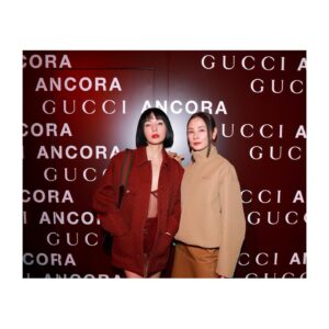 Yoh Yoshida Instagram - GUCCIの新クリエイティブ・ディレクターサバト・デ・サルノのデビューコレクション「Gucci Ancora」のお披露目イベントにご招待いただきました。

一夜限りの演出が施された国立競技場の屋内練習場トラックは、遠くからでも分かるほど真っ赤に染まっており、サバトが掲げる「もう一度、ファッションに恋をしよう」というメッセージをひしひしと感じる、愛と情熱に満ちた空間でした。

会場では、ロンドンを拠点に活動するRina Sawayamaさんのパフォーマンスもあり、
モデル、女優、スタイリスト、文化人など、
各方面で活躍される皆様がひとつところに集い、ファッション愛を、思い思いに表現・シェアされていました。

ミケーレからバトンを渡されたサバトが展開する新しい世界を、これからワクワクと楽しみたいと思います。

サバトのコレクションから発想した着物スタイルも、今度やってみようかな👘✨

お久しぶりの皆様にも再会☺️

そして
昼間の撮影ぶりの笑、
りーさちゃん♡

皆様、見目麗しく、
実に眼福でした✨

@riisa1018naka 
@rinkokikuchi 
@elaiza_ikd 
@mari_natsuki 
@yuri_tune 
@_juri_art_ 

HM:井手真紗子 @masako_ide 

I went to GUCCI's new creative director Sabato's collection unveiling event!  I was intoxicated by the bright red world where I could really feel a passion for fashion, and I decided to be more proactive about fashion this year!

@Gucci
@sabatods 
#GucciAncora
#GucciSS24