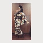 Yoh Yoshida Instagram - 「マトウヒツジ」in OSAKA &「ヒツジヒツジ」お渡し会in大阪枚方蔦屋書店さん、無事に終了しました。 今日も銘々の装いでご参加いただき、それぞれのこだわりポイントを聞けたのも嬉し楽しく、拙著を通して着物に興味を持ってくださった方々がどんどん着付けやコーディネートをアップデートされているのを見るのはとても感動的でした。今日も皆さん、本当にオシャレだった😳✨ 今日の私は、ブラウンをメインカラーに据えた秋色コーデ。時計台や噴水が描かれた西洋柄の銘仙のお着物に、ヒツジヒツジのスズナリページで締めていたファッション誌柄の帯。帽子・付け襟・パンプスなどの小物をブラウンで揃えて統一感を出しました。 着物 きものなかむらさん @kimononakamura_ikoma 帯 ポニアポンさん @ponia_pon2015 帯締め・帯留め 池田さん @jidainuno_ikeda 帽子・ファーの付け襟 NUTTYさん @nutty_vintage 企画が立ち上がってからのこの2年、着物を通して沢山の出会いを頂き、着物がもたらす喜びの瞬間を幾度となく目撃してきました。書籍に関するイベント（お渡し会含む）は恐らくこれが最後で、一旦は終わりますが、「日常に着物」「ワードローブに着物」のスローガンは変わらず掲げつつ、これからも自分のペースで着物ライフを楽しみたいと思います。またこのような機会が作れた折には、皆様ぜひとも、お着物でご参加くださいませ👘✨ 最後になりましたが、今日の機会を設けてくださった枚方蔦屋書店さん、4ヶ月にわたる各着物イベントにご協力くださった皆さん、そして何より、「ヒツジヒツジ」を手に取ってくださった皆さん、本当に本当にありがとうございました🥹♡ それではあたくし、 今しばらくは、本業に邁進いたします🫡 心からの感謝と、 着物へのリスペクトを込めて。 Today was the culmination of the kimono event that started with the release of "Hitsuji Hitsuji". In the past two years since the project was launched, I have met many people through kimono and witnessed many moments of joy that kimono brings. Although the kimono event has ended for the time being, I would like to continue to enjoy the kimono life at my own pace, while still adhering to the slogans of "Kimono for daily life" and "Kimono for your wardrobe." If you have an opportunity like this again someday, please come and join us in kimono. With heartfelt gratitude, With respect for kimono. 吉田羊 Yoh Yoshida #ヒツジヒツジ #大阪枚方蔦屋書店 @hirakata_tsite #マトウヒツジ #kimonostyle #antiquekimono #kimono #japanesekimono #modernkimono #actress #matouhitsuji