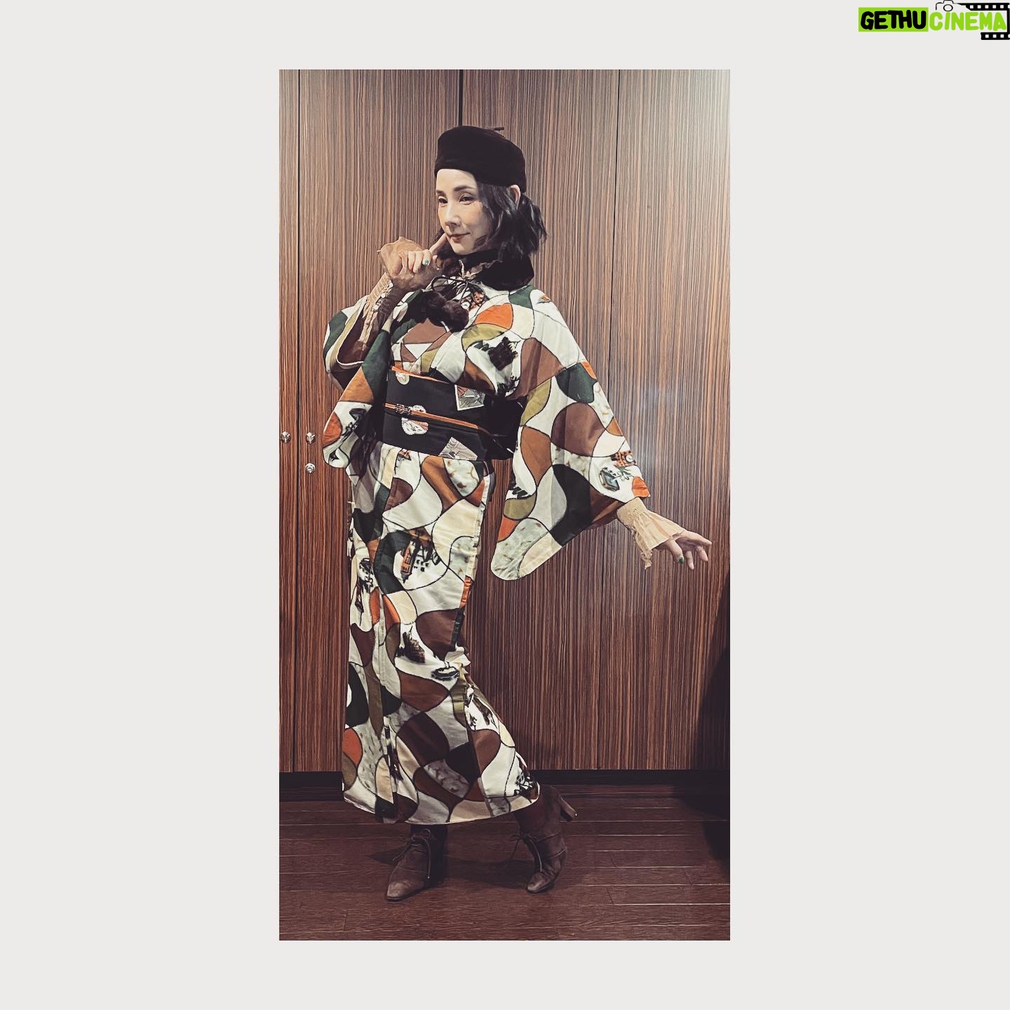 Yoh Yoshida Instagram - 「マトウヒツジ」in OSAKA &「ヒツジヒツジ」お渡し会in大阪枚方蔦屋書店さん、無事に終了しました。 今日も銘々の装いでご参加いただき、それぞれのこだわりポイントを聞けたのも嬉し楽しく、拙著を通して着物に興味を持ってくださった方々がどんどん着付けやコーディネートをアップデートされているのを見るのはとても感動的でした。今日も皆さん、本当にオシャレだった😳✨ 今日の私は、ブラウンをメインカラーに据えた秋色コーデ。時計台や噴水が描かれた西洋柄の銘仙のお着物に、ヒツジヒツジのスズナリページで締めていたファッション誌柄の帯。帽子・付け襟・パンプスなどの小物をブラウンで揃えて統一感を出しました。 着物 きものなかむらさん @kimononakamura_ikoma 帯 ポニアポンさん @ponia_pon2015 帯締め・帯留め 池田さん @jidainuno_ikeda 帽子・ファーの付け襟 NUTTYさん @nutty_vintage 企画が立ち上がってからのこの2年、着物を通して沢山の出会いを頂き、着物がもたらす喜びの瞬間を幾度となく目撃してきました。書籍に関するイベント(お渡し会含む)は恐らくこれが最後で、一旦は終わりますが、「日常に着物」「ワードローブに着物」のスローガンは変わらず掲げつつ、これからも自分のペースで着物ライフを楽しみたいと思います。またこのような機会が作れた折には、皆様ぜひとも、お着物でご参加くださいませ👘✨ 最後になりましたが、今日の機会を設けてくださった枚方蔦屋書店さん、4ヶ月にわたる各着物イベントにご協力くださった皆さん、そして何より、「ヒツジヒツジ」を手に取ってくださった皆さん、本当に本当にありがとうございました🥹♡ それではあたくし、 今しばらくは、本業に邁進いたします🫡 心からの感謝と、 着物へのリスペクトを込めて。 Today was the culmination of the kimono event that started with the release of "Hitsuji Hitsuji". In the past two years since the project was launched, I have met many people through kimono and witnessed many moments of joy that kimono brings. Although the kimono event has ended for the time being, I would like to continue to enjoy the kimono life at my own pace, while still adhering to the slogans of "Kimono for daily life" and "Kimono for your wardrobe." If you have an opportunity like this again someday, please come and join us in kimono. With heartfelt gratitude, With respect for kimono. 吉田羊 Yoh Yoshida #ヒツジヒツジ #大阪枚方蔦屋書店 @hirakata_tsite #マトウヒツジ #kimonostyle #antiquekimono #kimono #japanesekimono #modernkimono #actress #matouhitsuji