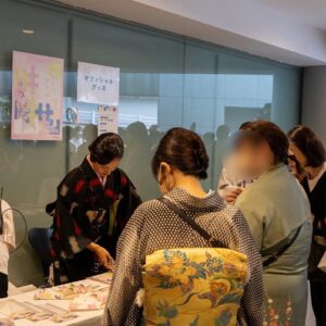 Yoh Yoshida Instagram - おはようございます。
12時間かけて玄関の荷物整理を終えた私です。

改めまして、
着物イベント「マトウヒツジ」
ご来場頂きました皆さま、
本当に本当にありがとうございました。

二日間/四公演、曇り時々雨予報の中、
千人を超えるお客様に集っていただき、
それぞれが纏った華やかなお着物が花となって、
あの日代官山の街にパッと咲いたようでした。

来られなかった皆様のために、先ずは会場の様子を。

二階
ファッションショー用のミニマムランウェイ。ポスターのヴィジュアルに合わせて、レッドカーペットならぬピンクカーペット。一般から公募したモデルの皆さんには、続く螺旋階段から降りてここを歩いて頂きました。会場の都合上短いから、二往復😏
窓際には着物&小物のマルシェ6六店舗。反対の壁一面には、書籍内で使った着物&私物着物と帯を、八枚展示。

三階
着物&小物のマルシェ11店舗と、羊の部屋を再現した私物販売ブース「ヒツコの部屋」。

四階
「ヒツジヒツジ」カメラマンによるフォトスペース（マトウヒツジの大型パネル有り）、羊と横浜デートムービー、雑誌ブース、刺繍体験、フードコーナー。

そして全フロアに羊の全身パネルと、書籍に掲載された着物のトルソーを配置。その他、グッズ、マトウヒツジ限定カバー、記念キーホルダーなどなど。

着物ファンにも羊ファンにも、どうか一人残らず楽しんで帰ってもらえますようにとの思いで準備してきました。初イベントで至らぬ点も多かったと思う中、着物初心者からベテランまで、この空間を楽しもうとワクワクしてくださっているのが伝わりとても感動しましたし、「着物」という共通語で人々がみるみる繋がっていく姿には胸がじんと熱くなりました。

つづく。

The kimono event "Matou Hitsuji" was successfully completed in two days. Each guest came dressed in their favorite kimono, and it seemed like Daikanyama was in full bloom. I'm so grateful to see everyone trying their best to enjoy the content we've prepared with the idea that "I want every single person to go home with fun," and to see people quickly connecting with each other using "kimono" as a common language. It made my heart warm...to be continued…

#マトウヒツジ
#kimonostyle
#antique 
#actress
#着物 
#アンティーク 
#着物イベント