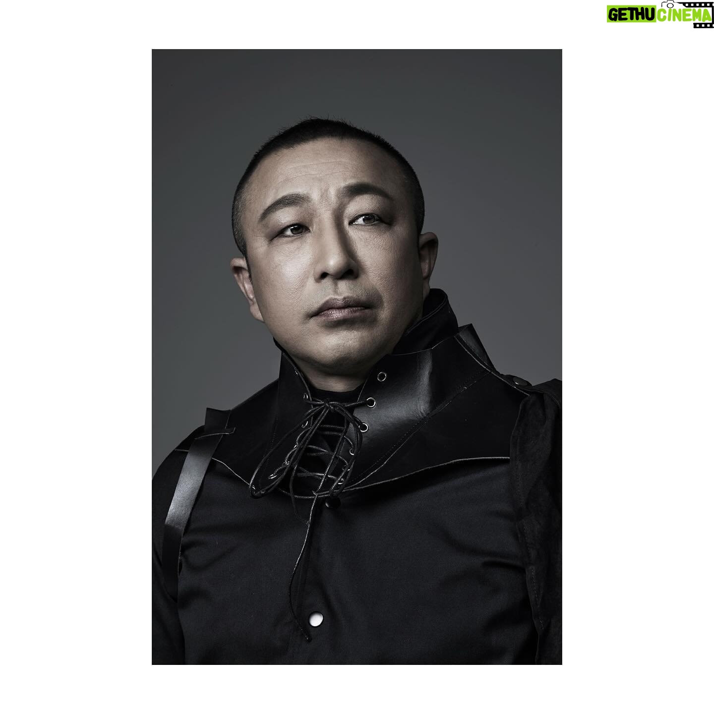 Yoh Yoshida Instagram - ハムレットと共に亡霊に会いにいく兵士バナードー、物語後半では墓掘り男を演じる西本竜樹さん。無口ながらいつだって顔には微笑みを湛え、淡々とご自分の仕事を遂行されるお姿はもはや職人。いやぁもう、参りました。もうその人にしか見えない。余計なことは一切せず、でも遊びもし、ただ存在する。こんな風に舞台に立てたらどんなにいいだろう。どうしたらこんな風になれるの?とプロフィールを調べてみて納得。東京乾電池所属でいらした。「褒めない」で有名なあの柄本さんに見そめられ、鍛えられてきたお方ですもの。そりゃあ、そうです。 西本さんの役にはご本人のお人柄が濃く滲み、とってもチャーミング。台本を読んでいて笑うとこではないところで笑いが起きるのは、決まって西本さんが出ているところ。何故かって、面白いことをやろうとしてるわけではなく、西本さん演じる役の持つ説得力にみな思わず笑ってしまうんです。「こういう人いるなぁー笑」って。 また、出番がない日も、連日稽古場へいらして自席でお芝居をご覧になっていたのが印象的でした。それには制作側の理由があるわけですが、それを加味したって、演出家でもないのに毎日同じ芝居を見続けるってなかなかの体力と集中力です。しかも西本さんはいつ見てもじっと舞台に目を凝らし、楽しそうにご覧になっていて。演じる側もいつしか、西本さんの「見守り」が心強く感じられるようになっていました。 ああ、こんな風に芝居が出来たら、こんな風に舞台を愛せたら、こんな風に稽古場にいられたら。沢山の"たら"を私の中に生んだ西本さんのお芝居を、どうぞお楽しみに。 Ryuki Nishimoto, who plays Bannerd and the gravedigger, is a quiet man with a smile on his face, and the way he carries out his work calmly is just like a craftsman. He is the Actor of the Year 2024 that I aspire to be. #西本竜樹 #無口で一生懸命なバナードーが可愛い #hamletq1 @parco_stage #東京大阪愛知福岡 #5/11start