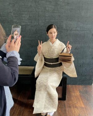 Yoh Yoshida Instagram - 「#美しいキモノ」夏号
本日発売。

日本の美しき夏の装い
「上布」をピックアップ。

"Utsukushii KIMONO" released today!  Picking  up the beautiful Japanese summer clothing "Jofu".

PH:Kayoko Asai
HM:Masako Ide
DR:Harumi Odagiri

#ピースはやめなさいと
#よく怒られた
#ので「2」です
#またはかたつむり
#🐌