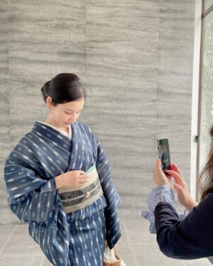 Yoh Yoshida Instagram - 「#美しいキモノ」夏号
本日発売。

日本の美しき夏の装い
「上布」をピックアップ。

"Utsukushii KIMONO" released today!  Picking  up the beautiful Japanese summer clothing "Jofu".

PH:Kayoko Asai
HM:Masako Ide
DR:Harumi Odagiri

#ピースはやめなさいと
#よく怒られた
#ので「2」です
#またはかたつむり
#🐌