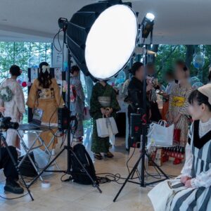 Yoh Yoshida Instagram - おはようございます。
12時間かけて玄関の荷物整理を終えた私です。

改めまして、
着物イベント「マトウヒツジ」
ご来場頂きました皆さま、
本当に本当にありがとうございました。

二日間/四公演、曇り時々雨予報の中、
千人を超えるお客様に集っていただき、
それぞれが纏った華やかなお着物が花となって、
あの日代官山の街にパッと咲いたようでした。

来られなかった皆様のために、先ずは会場の様子を。

二階
ファッションショー用のミニマムランウェイ。ポスターのヴィジュアルに合わせて、レッドカーペットならぬピンクカーペット。一般から公募したモデルの皆さんには、続く螺旋階段から降りてここを歩いて頂きました。会場の都合上短いから、二往復😏
窓際には着物&小物のマルシェ6六店舗。反対の壁一面には、書籍内で使った着物&私物着物と帯を、八枚展示。

三階
着物&小物のマルシェ11店舗と、羊の部屋を再現した私物販売ブース「ヒツコの部屋」。

四階
「ヒツジヒツジ」カメラマンによるフォトスペース（マトウヒツジの大型パネル有り）、羊と横浜デートムービー、雑誌ブース、刺繍体験、フードコーナー。

そして全フロアに羊の全身パネルと、書籍に掲載された着物のトルソーを配置。その他、グッズ、マトウヒツジ限定カバー、記念キーホルダーなどなど。

着物ファンにも羊ファンにも、どうか一人残らず楽しんで帰ってもらえますようにとの思いで準備してきました。初イベントで至らぬ点も多かったと思う中、着物初心者からベテランまで、この空間を楽しもうとワクワクしてくださっているのが伝わりとても感動しましたし、「着物」という共通語で人々がみるみる繋がっていく姿には胸がじんと熱くなりました。

つづく。

The kimono event "Matou Hitsuji" was successfully completed in two days. Each guest came dressed in their favorite kimono, and it seemed like Daikanyama was in full bloom. I'm so grateful to see everyone trying their best to enjoy the content we've prepared with the idea that "I want every single person to go home with fun," and to see people quickly connecting with each other using "kimono" as a common language. It made my heart warm...to be continued…

#マトウヒツジ
#kimonostyle
#antique 
#actress
#着物 
#アンティーク 
#着物イベント