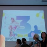 Yoh Yoshida Instagram - おはようございます。 12時間かけて玄関の荷物整理を終えた私です。 改めまして、 着物イベント「マトウヒツジ」 ご来場頂きました皆さま、 本当に本当にありがとうございました。 二日間/四公演、曇り時々雨予報の中、 千人を超えるお客様に集っていただき、 それぞれが纏った華やかなお着物が花となって、 あの日代官山の街にパッと咲いたようでした。 来られなかった皆様のために、先ずは会場の様子を。 二階 ファッションショー用のミニマムランウェイ。ポスターのヴィジュアルに合わせて、レッドカーペットならぬピンクカーペット。一般から公募したモデルの皆さんには、続く螺旋階段から降りてここを歩いて頂きました。会場の都合上短いから、二往復😏 窓際には着物&小物のマルシェ6六店舗。反対の壁一面には、書籍内で使った着物&私物着物と帯を、八枚展示。 三階 着物&小物のマルシェ11店舗と、羊の部屋を再現した私物販売ブース「ヒツコの部屋」。 四階 「ヒツジヒツジ」カメラマンによるフォトスペース（マトウヒツジの大型パネル有り）、羊と横浜デートムービー、雑誌ブース、刺繍体験、フードコーナー。 そして全フロアに羊の全身パネルと、書籍に掲載された着物のトルソーを配置。その他、グッズ、マトウヒツジ限定カバー、記念キーホルダーなどなど。 着物ファンにも羊ファンにも、どうか一人残らず楽しんで帰ってもらえますようにとの思いで準備してきました。初イベントで至らぬ点も多かったと思う中、着物初心者からベテランまで、この空間を楽しもうとワクワクしてくださっているのが伝わりとても感動しましたし、「着物」という共通語で人々がみるみる繋がっていく姿には胸がじんと熱くなりました。 つづく。 The kimono event "Matou Hitsuji" was successfully completed in two days. Each guest came dressed in their favorite kimono, and it seemed like Daikanyama was in full bloom. I'm so grateful to see everyone trying their best to enjoy the content we've prepared with the idea that "I want every single person to go home with fun," and to see people quickly connecting with each other using "kimono" as a common language. It made my heart warm...to be continued… #マトウヒツジ #kimonostyle #antique #actress #着物 #アンティーク #着物イベント