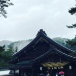 Yoh Yoshida Instagram – 改めまして。
「ヒツジヒツジ」お渡し会in島根。
ご参加くださったみなさま、
本当にありがとうございました😊
当日出雲は朝から雨がふっておりましたが、
始まる頃には綺麗な青空。出雲の雨は
穢れを落とすので縁起がいいとされている
そうですから、縁起雨を浴び、秋晴れの空も見られて最高の島根遠征でした。
普段、なかなかお会いできない(舞台の地方公演でもあまりリストに上がらない)地方の皆さまと直接お会い出来たのがとても嬉しく、けれどバタバタだったので、今度はもっとゆっくり、松江や宍道湖にも足を運ぶ島根満喫旅を計画したいと思います。
地元&近隣県の皆さま、わざわざ遠くから駆けつけてくださった皆さま、そして何よりこのような機会を設けてくださった今井書店出雲店の皆さま、本当にありがとうございました😊
お渡し会、次は大阪枚方🐙🏯🐯
残念ながら当日券は出ないようですが、
前売り券予約後、期限内に購入されてない方もおられるようで、第三次募集があるとかないとかあるとか…😏枚方蔦屋書店さんの続報をお待ちくださいませ✉️
枚方はティー&トーク中心のイベントですが、なんと関西限定マルシェコーナーも作っていただきました🥹
京都やゝさん(アンティーク着物・小物)
@yaya_kyoto
京都正尚堂さん(アンティーク着物・小物)
#正尚堂
大阪NUTTYさん(ヴィンテージ小物・洋服)
@nutty_vintage
うおお…関西ならではの顔ぶれがズラリ✨
ご出店の皆さま、ありがとうございます♡
また今回は先着順の限定プロによる着付けサービスもあるようです。着付けを習いたいと思っていた皆様はぜひこの機会にプロの着付けをご体験いただき、帰りはマルシェでお気に入りのお着物を見つけて帰ってくださいね☺️
そして、ヒツコの部屋in大阪もミニマムに開催予定。
こちらもお楽しみに😏
ご来場予定の皆さま、どうぞお気をつけていらしてくださいませ。お会い出来ますこと、楽しみにしております♡
Thank you to everyone who came to the “Hitsuji Hitsuji” handing over event in Shimane. It was a pleasure to meet and talk to both locals and those who came from far away! The next event will be held in Hirakata, Osaka. We are planning to hold a talk show with drinking tea and a small kimono marche. I’m looking forward to seeing you!
#ヒツジヒツジ
#今井書店出雲店
#大阪枚方蔦屋書店
@hirakata_tsite
#マトウヒツジ
#kimonostyle
#antiquekimono
#kimono
#japanesekimono
#modernkimono
#actress
#matouhitsuji