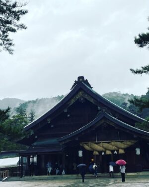 Yoh Yoshida Instagram - 改めまして。

「ヒツジヒツジ」お渡し会in島根。
ご参加くださったみなさま、
本当にありがとうございました😊

当日出雲は朝から雨がふっておりましたが、
始まる頃には綺麗な青空。出雲の雨は
穢れを落とすので縁起がいいとされている
そうですから、縁起雨を浴び、秋晴れの空も見られて最高の島根遠征でした。

普段、なかなかお会いできない（舞台の地方公演でもあまりリストに上がらない）地方の皆さまと直接お会い出来たのがとても嬉しく、けれどバタバタだったので、今度はもっとゆっくり、松江や宍道湖にも足を運ぶ島根満喫旅を計画したいと思います。

地元&近隣県の皆さま、わざわざ遠くから駆けつけてくださった皆さま、そして何よりこのような機会を設けてくださった今井書店出雲店の皆さま、本当にありがとうございました😊

お渡し会、次は大阪枚方🐙🏯🐯
残念ながら当日券は出ないようですが、
前売り券予約後、期限内に購入されてない方もおられるようで、第三次募集があるとかないとかあるとか…😏枚方蔦屋書店さんの続報をお待ちくださいませ✉️

枚方はティー&トーク中心のイベントですが、なんと関西限定マルシェコーナーも作っていただきました🥹

京都やゝさん（アンティーク着物・小物）
@yaya_kyoto 
京都正尚堂さん（アンティーク着物・小物）
#正尚堂
大阪NUTTYさん（ヴィンテージ小物・洋服）
@nutty_vintage 

うおお…関西ならではの顔ぶれがズラリ✨
ご出店の皆さま、ありがとうございます♡

また今回は先着順の限定プロによる着付けサービスもあるようです。着付けを習いたいと思っていた皆様はぜひこの機会にプロの着付けをご体験いただき、帰りはマルシェでお気に入りのお着物を見つけて帰ってくださいね☺️
そして、ヒツコの部屋in大阪もミニマムに開催予定。
こちらもお楽しみに😏

ご来場予定の皆さま、どうぞお気をつけていらしてくださいませ。お会い出来ますこと、楽しみにしております♡

Thank you to everyone who came to the "Hitsuji Hitsuji" handing over event in Shimane.  It was a pleasure to meet and talk to both locals and those who came from far away!  The next event will be held in Hirakata, Osaka.  We are planning to hold a talk show with drinking tea and a small kimono marche.  I'm looking forward to seeing you!

#ヒツジヒツジ
#今井書店出雲店
#大阪枚方蔦屋書店
@hirakata_tsite 
#マトウヒツジ
#kimonostyle
#antiquekimono
#kimono
#japanesekimono
#modernkimono
#actress
#matouhitsuji