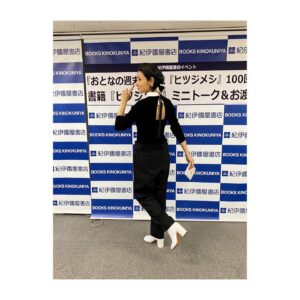 Yoh Yoshida Instagram - 昨日は「ヒツジメシ」連載100回記念のお渡し会@紀伊國屋書店新宿本店さんでした。

三組合計150名のお一人お一人と、短時間ですがお話しできて嬉しかったです。ご参加頂きました皆さま、また惜しくも抽選に外れてしまったけれどご応募くださった皆様、本当にありがとうございました。そして、発売から5ヶ月後にも関わらず今回このような回を催してくださった紀伊國屋書店さんにも、心より御礼申し上げます。

トークでお話しした秘密の裏話は、ぜひ今月15日発売の「おとなの週末」（ヒツジメシ第101回）でご確認くださいませ。

An event commemorating the 100th serialization was held yesterday at Shinjuku Kinokuniya Bookstore. I was happy to have a little time to talk with each of the 150 participants. Thank you Kinokuniya for making this event possible. The book "Hitsujimeshi" is now on sale at bookstores and Amazon.  Don't forget to check out the "Otona no Shuumatsu", which features the monthly Hitsujimeshi.  This is released on the 15th of every month.

Hair&Make:竹下あゆみ
Styling:sacai（オールインワン）、ca4la（ベレー帽）、Maison Margiela（足袋ブーツ）

#担当者Eさんの
#トークの安定感
#編集者って凄いね
#紀伊國屋書店新宿本店
#ヒツジメシ