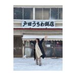 Yoh Yoshida Instagram - おはようございます。 「 大人のおしゃれ手帖 」5月号 発売中です。 一月の終わりに青森旅へ❄️ 伝統工芸の"こぎん刺し"や"津軽塗"も体験💠 初めて訪れた青森は驚きの連続。食も人も手仕事もどれも本当に魅力的で、雪がしんしんと降り積もる静かな街はえも言われぬ美しさでした。もう一度この雪深い街に会いに来たいなぁと強く。（私はどうにも雪が好きなんだなと再認識したりも） 寒冷地ゆえに生まれた民芸には特に心動かされました。必要に迫られて生まれた人々の知恵と工夫が、今は街のシンボルとして観光を支えていることも感動的で。こぎん刺しのひと針ひと針に人々の命が見えました。 青森、またゆっくり行きたいです🍎💠🍏❄️ The magazine "Otona no Oshare Techo" is also on sale. I went on a trip to Aomori, where there is deep snow. Aomori has beautiful handicrafts, food, and overwhelming nature. The life-giving “Koginzashi”, restaurants fascinated by Aomori ingredients, and the hearts of people who love their hometown, everything was impressive. Aomori, I want to go again. @osharetecho #大人のおしゃれ手帖