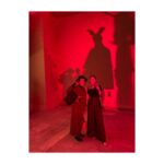 Yoh Yoshida Instagram - キモノ備忘録。 1）おはるとマルジェラデート🎬 2022年「アーティザナル」コレクションを展示した『シネマ・インフェルノ』。クリエイティブ・ディレクター、ジョン・ガリアーノが構想した物語に基づき、オートクチュールと映画、演劇が一体化したアッサンブラージュ・パフォーマンス。 細部に至るガリアーノのこだわりと日本のマルジェラファンへの愛が見れて、何時間でも居たい劇空間。8月15日(火)までやってます。ぜひ。 Maison Margiela 'Cinema Inferno' installation ‘Cinema Inferno’ @パークウェースクエア2 東京都渋谷区神南 1-19-10 2）三茶でプチ乾杯🥂 「ヒツジヒツジ」の完成を記念してこぢんまりと打ち上げ。紺の小千谷縮に大福のようなぷっくり兎🐇の半幅帯を締めました。 3）i'm donut？原宿店のプレオープン🍩 大人気アマムダコタンやi'm donut？のオーナー平子さんと。ニューオープンの原宿店では、生地を15時間熟成して作られたふわふわの生ドーナツが食べられます。飲めるドーナツ！ まだまだ、 着道楽の夏でございます。 今日も暑いね☀️🟦☁️ 皆さま、熱中症にご用心🌿✨ I spend my days in kimono a lot this summer. I hope you are enjoying the kimono too! @maisonmargiela @hitsuji_hitsuji_official @i.m.donut