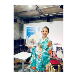 Yoh Yoshida Instagram - ここ数日の着物備忘録。

ゲンバヒツジと
ヒメルヒツジと
ツタヤヒツジ

観世水の薄物
芙蓉柄の絽着物
流し柄の薄物

下北沢音倉さん、
渋谷TSUTAYAさん、
シークレットイベントに
お渡し会イベント、
沢山のご協力をいただき
ありがとうございました！

そして、ご来場くださった皆様、
本当に本当にありがとうございました！
応募したけど外れてしまった方、
次回は満を持してリベンジだー！！

次は福岡と大阪！
待っててねー！

2冊券用の別カバーが
とても評判良くてうれちい（小声）

Kimono memorandum for the past few days.

2枚目:Hair&Make 井手真紗子　@masako_ide 
3枚目:Hair&Make 岩本みちる

#kimono
#japanesekimono
#antiquekimono
#actress
#kimonostyles
#ヒツジヒツジ
#着物
#アンティーク着物