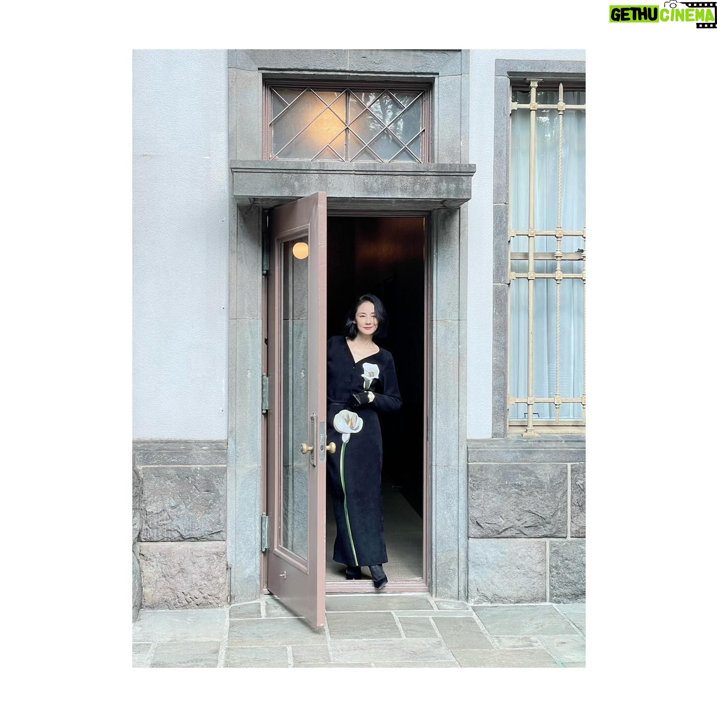 Yoh Yoshida Instagram - 『婦人画報』1月号、発売中です。 身につけるだけで気分があがる、 時間を覗くたびにすっと背筋が伸びる、 そんな極上の腕時計たちを身につけて、 シネマティックな一場面一場面を、 「演じた」撮影でした。 珠玉のラグジュアリーウォッチに添えられた、 「時」に纏わる先人たちの言葉も必読。 Pho:Makoto Nakagawa @makotonakagawa ST:Babymix @babymixbaby Hair:TAKU @___cutters___ Make:Yumi Endo @endoyumi The January issue of "Fujingaho" is now on sale. The fantastic photos of me wearing luxury watches look like scenes from a movie. Please check it out. #婦人画報 #1枚目のアザーも #お気に入り #ところでこのロケ地 #以前にも登場済み #さてどの誌面か #分かるかな #ヒツジスト検定二級