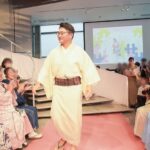 Yoh Yoshida Instagram – お待たせしました、ゲストのお二人です。
9/30は松尾諭さん、10/1は峯村リエさんにご登場頂きました。会場には、ドラマ「ラストマン」や、舞台「ザ・ウェルキン」を観てくださっていた方も多く、お二人のご登場は一段と盛り上がりました。
お二人とも着物の嗜み話だけでなく、作品の裏話も満載で、お客様にとっても貴重な時間だったのではないでしょうか。衣装の着姿はそれはそれは華やかで美しく、ニコニコと螺旋階段を降りて来てくださったそのお顔が見られて、スタイリストひつこは感無量でした。
というわけで、お二人の衣装も私がスタイリングさせていただきました。
9/30 ゲスト松尾諭さん
1)京都の呉服屋さんからお借りした、まるで羽衣のように軽い着心地の、最上級の夏単衣。「五島列島の自然豊かな環境で育った野蚕を、極細の糸に紡いで、手織した正絹に、時雨縞という小紋型を使って手染めした究極の逸品」なのだそうです。まだまだ未熟者の私でも、一目見て「逸品」と分かる質感と手触り。一生に一枚は、こういう着物を作りたいと思わされる素晴らしい一枚。
2)最上質の極細糸で別誂した生地に、江戸小紋と同じ技法で、京都で染付した逸品。
着物は毛万筋、羽織は極細亀甲紋様。
こちらも京都より。松尾さんの恰幅で羽織ると、「呉服屋の若旦那」または「凄腕の番頭さん」という風情で、しっくりと来てとてもお似合い。夏の単衣といい、こちらの袷のお着物といい、「いいものはいい」とただただため息の出る、圧巻のお着物でした。
10/1 ゲスト峯村リエさん
1)代田橋にあるアンティークショップ「 #キモノ葉月 @kimonohazuki77 」さんに、着物と帯と帯締めをお借りしました。BTS好きのリエさんが喜ぶ着物を選びたいというリクエストに、同じくBTSファンの店員なべさんが、グループテーマカラーが紫であることを教えてくださいまして。なのでリエさんコーデは紫で統一。それを軸にこの回では、普段コミカルな役の多いリエさんが生来持つ「上品さ」「たおやかさ」「艶やかさ」を表現したくて、暈かしの入った菊模様の、優しい印象の着物をチョイス。帯や帯締めも同系色のアンティークを選び統一感を出しました。因みに草履は以前、 #キモノ葉月 さんの受注会で買ったもの。台の色と鼻緒の柄を好みで選び、自分だけのオリジナル草履を作れます。定期的にやっている受注会なので、ぜひ公式インスタをチェックしてくださいね。高身長のリエさんに合わせて、裾には嘘つきスカートと、手首に付け袖。「気に入った着物を諦めなくていいんだね!」とリエさんが言ってくださって、「そうなんです!!!」と心の中で120デシベルくらいで叫びました。
(最後の写真は、ちゃっかり二人で指ハート)
2)黄色地に紫の矢羽模様のアンティーク着物に、緑の古典柄の帯。帯締めも合わせて全て代田橋の #キモノ葉月 @kimonohazuki77 さん。こちらも裄足らずだったので、アームウォーマーで視覚的カバー。
「BTSのトレードマークがこの矢羽模様に似ている」と、着物を見たリエさん大興奮。調べてみたらば、確かに!!!因みに黄色を選んだ理由は、リエさんの稽古着がいつも黄色いジャージだったから。なんでも、海外のサイトでわざわざ取り寄せた、テテが持っているものと同じものなんだとか。ファンってありがたいなぁ、としみじみ。
そうそう、MCの山岸さんのコーデもさせて頂きました。おばあさまの帯をお借りして、オレンジ×緑(カーキ)の秋色コーデ。お着物は、書籍の冒頭、羊飼いコーデで使ったものです。後ほどストーリーでシェアしますね。
つづく。
These are the two guests of “Matouhitsuji”. Mr. Matsuo on 9/30 wore a top-quality kimono outfit borrowed from a kimono shop in Kyoto. Rie Minemura on October 1st wore an antique kimono with a BTS motif. They both look great together and I, as a stylist, really enjoyed them! All of Hazuki’s kimonos used for this event and “Hitsuji Hitsuji” are available at the store. If you are interested, please visit the shop directly!
#マトウヒツジ
#kimonostyle
#antique
#actress
#着物
#アンティーク
#着物イベント
#キモノ葉月
#代田橋