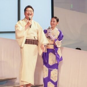 Yoh Yoshida Instagram - お待たせしました、ゲストのお二人です。

9/30は松尾諭さん、10/1は峯村リエさんにご登場頂きました。会場には、ドラマ「ラストマン」や、舞台「ザ・ウェルキン」を観てくださっていた方も多く、お二人のご登場は一段と盛り上がりました。

お二人とも着物の嗜み話だけでなく、作品の裏話も満載で、お客様にとっても貴重な時間だったのではないでしょうか。衣装の着姿はそれはそれは華やかで美しく、ニコニコと螺旋階段を降りて来てくださったそのお顔が見られて、スタイリストひつこは感無量でした。

というわけで、お二人の衣装も私がスタイリングさせていただきました。

9/30  ゲスト松尾諭さん
1）京都の呉服屋さんからお借りした、まるで羽衣のように軽い着心地の、最上級の夏単衣。「五島列島の自然豊かな環境で育った野蚕を、極細の糸に紡いで、手織した正絹に、時雨縞という小紋型を使って手染めした究極の逸品」なのだそうです。まだまだ未熟者の私でも、一目見て「逸品」と分かる質感と手触り。一生に一枚は、こういう着物を作りたいと思わされる素晴らしい一枚。

2）最上質の極細糸で別誂した生地に、江戸小紋と同じ技法で、京都で染付した逸品。
着物は毛万筋、羽織は極細亀甲紋様。
こちらも京都より。松尾さんの恰幅で羽織ると、「呉服屋の若旦那」または「凄腕の番頭さん」という風情で、しっくりと来てとてもお似合い。夏の単衣といい、こちらの袷のお着物といい、「いいものはいい」とただただため息の出る、圧巻のお着物でした。

10/1  ゲスト峯村リエさん
1）代田橋にあるアンティークショップ「 #キモノ葉月 @kimonohazuki77 」さんに、着物と帯と帯締めをお借りしました。BTS好きのリエさんが喜ぶ着物を選びたいというリクエストに、同じくBTSファンの店員なべさんが、グループテーマカラーが紫であることを教えてくださいまして。なのでリエさんコーデは紫で統一。それを軸にこの回では、普段コミカルな役の多いリエさんが生来持つ「上品さ」「たおやかさ」「艶やかさ」を表現したくて、暈かしの入った菊模様の、優しい印象の着物をチョイス。帯や帯締めも同系色のアンティークを選び統一感を出しました。因みに草履は以前、 #キモノ葉月 さんの受注会で買ったもの。台の色と鼻緒の柄を好みで選び、自分だけのオリジナル草履を作れます。定期的にやっている受注会なので、ぜひ公式インスタをチェックしてくださいね。高身長のリエさんに合わせて、裾には嘘つきスカートと、手首に付け袖。「気に入った着物を諦めなくていいんだね！」とリエさんが言ってくださって、「そうなんです！！！」と心の中で120デシベルくらいで叫びました。
（最後の写真は、ちゃっかり二人で指ハート）

2）黄色地に紫の矢羽模様のアンティーク着物に、緑の古典柄の帯。帯締めも合わせて全て代田橋の #キモノ葉月 @kimonohazuki77 さん。こちらも裄足らずだったので、アームウォーマーで視覚的カバー。
「BTSのトレードマークがこの矢羽模様に似ている」と、着物を見たリエさん大興奮。調べてみたらば、確かに！！！因みに黄色を選んだ理由は、リエさんの稽古着がいつも黄色いジャージだったから。なんでも、海外のサイトでわざわざ取り寄せた、テテが持っているものと同じものなんだとか。ファンってありがたいなぁ、としみじみ。

そうそう、MCの山岸さんのコーデもさせて頂きました。おばあさまの帯をお借りして、オレンジ×緑（カーキ）の秋色コーデ。お着物は、書籍の冒頭、羊飼いコーデで使ったものです。後ほどストーリーでシェアしますね。

つづく。

These are the two guests of ``Matouhitsuji''. Mr. Matsuo on 9/30 wore a top-quality kimono outfit borrowed from a kimono shop in Kyoto.  Rie Minemura on October 1st wore an antique kimono with a BTS motif.  They both look great together and I, as a stylist, really enjoyed them! All of Hazuki's kimonos used for this event and "Hitsuji Hitsuji" are available at the store.  If you are interested, please visit the shop directly!

#マトウヒツジ
#kimonostyle
#antique 
#actress
#着物 
#アンティーク 
#着物イベント
#キモノ葉月
#代田橋