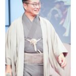 Yoh Yoshida Instagram – お待たせしました、ゲストのお二人です。

9/30は松尾諭さん、10/1は峯村リエさんにご登場頂きました。会場には、ドラマ「ラストマン」や、舞台「ザ・ウェルキン」を観てくださっていた方も多く、お二人のご登場は一段と盛り上がりました。

お二人とも着物の嗜み話だけでなく、作品の裏話も満載で、お客様にとっても貴重な時間だったのではないでしょうか。衣装の着姿はそれはそれは華やかで美しく、ニコニコと螺旋階段を降りて来てくださったそのお顔が見られて、スタイリストひつこは感無量でした。

というわけで、お二人の衣装も私がスタイリングさせていただきました。

9/30  ゲスト松尾諭さん
1）京都の呉服屋さんからお借りした、まるで羽衣のように軽い着心地の、最上級の夏単衣。「五島列島の自然豊かな環境で育った野蚕を、極細の糸に紡いで、手織した正絹に、時雨縞という小紋型を使って手染めした究極の逸品」なのだそうです。まだまだ未熟者の私でも、一目見て「逸品」と分かる質感と手触り。一生に一枚は、こういう着物を作りたいと思わされる素晴らしい一枚。

2）最上質の極細糸で別誂した生地に、江戸小紋と同じ技法で、京都で染付した逸品。
着物は毛万筋、羽織は極細亀甲紋様。
こちらも京都より。松尾さんの恰幅で羽織ると、「呉服屋の若旦那」または「凄腕の番頭さん」という風情で、しっくりと来てとてもお似合い。夏の単衣といい、こちらの袷のお着物といい、「いいものはいい」とただただため息の出る、圧巻のお着物でした。

10/1  ゲスト峯村リエさん
1）代田橋にあるアンティークショップ「 #キモノ葉月 @kimonohazuki77 」さんに、着物と帯と帯締めをお借りしました。BTS好きのリエさんが喜ぶ着物を選びたいというリクエストに、同じくBTSファンの店員なべさんが、グループテーマカラーが紫であることを教えてくださいまして。なのでリエさんコーデは紫で統一。それを軸にこの回では、普段コミカルな役の多いリエさんが生来持つ「上品さ」「たおやかさ」「艶やかさ」を表現したくて、暈かしの入った菊模様の、優しい印象の着物をチョイス。帯や帯締めも同系色のアンティークを選び統一感を出しました。因みに草履は以前、 #キモノ葉月 さんの受注会で買ったもの。台の色と鼻緒の柄を好みで選び、自分だけのオリジナル草履を作れます。定期的にやっている受注会なので、ぜひ公式インスタをチェックしてくださいね。高身長のリエさんに合わせて、裾には嘘つきスカートと、手首に付け袖。「気に入った着物を諦めなくていいんだね！」とリエさんが言ってくださって、「そうなんです！！！」と心の中で120デシベルくらいで叫びました。
（最後の写真は、ちゃっかり二人で指ハート）

2）黄色地に紫の矢羽模様のアンティーク着物に、緑の古典柄の帯。帯締めも合わせて全て代田橋の #キモノ葉月 @kimonohazuki77 さん。こちらも裄足らずだったので、アームウォーマーで視覚的カバー。
「BTSのトレードマークがこの矢羽模様に似ている」と、着物を見たリエさん大興奮。調べてみたらば、確かに！！！因みに黄色を選んだ理由は、リエさんの稽古着がいつも黄色いジャージだったから。なんでも、海外のサイトでわざわざ取り寄せた、テテが持っているものと同じものなんだとか。ファンってありがたいなぁ、としみじみ。

そうそう、MCの山岸さんのコーデもさせて頂きました。おばあさまの帯をお借りして、オレンジ×緑（カーキ）の秋色コーデ。お着物は、書籍の冒頭、羊飼いコーデで使ったものです。後ほどストーリーでシェアしますね。

つづく。

These are the two guests of “Matouhitsuji”. Mr. Matsuo on 9/30 wore a top-quality kimono outfit borrowed from a kimono shop in Kyoto.  Rie Minemura on October 1st wore an antique kimono with a BTS motif.  They both look great together and I, as a stylist, really enjoyed them! All of Hazuki’s kimonos used for this event and “Hitsuji Hitsuji” are available at the store.  If you are interested, please visit the shop directly!

#マトウヒツジ
#kimonostyle
#antique 
#actress
#着物 
#アンティーク 
#着物イベント
#キモノ葉月
#代田橋