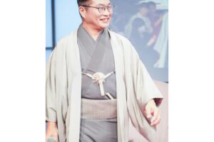 Yoh Yoshida Instagram - お待たせしました、ゲストのお二人です。

9/30は松尾諭さん、10/1は峯村リエさんにご登場頂きました。会場には、ドラマ「ラストマン」や、舞台「ザ・ウェルキン」を観てくださっていた方も多く、お二人のご登場は一段と盛り上がりました。

お二人とも着物の嗜み話だけでなく、作品の裏話も満載で、お客様にとっても貴重な時間だったのではないでしょうか。衣装の着姿はそれはそれは華やかで美しく、ニコニコと螺旋階段を降りて来てくださったそのお顔が見られて、スタイリストひつこは感無量でした。

というわけで、お二人の衣装も私がスタイリングさせていただきました。

9/30  ゲスト松尾諭さん
1）京都の呉服屋さんからお借りした、まるで羽衣のように軽い着心地の、最上級の夏単衣。「五島列島の自然豊かな環境で育った野蚕を、極細の糸に紡いで、手織した正絹に、時雨縞という小紋型を使って手染めした究極の逸品」なのだそうです。まだまだ未熟者の私でも、一目見て「逸品」と分かる質感と手触り。一生に一枚は、こういう着物を作りたいと思わされる素晴らしい一枚。

2）最上質の極細糸で別誂した生地に、江戸小紋と同じ技法で、京都で染付した逸品。
着物は毛万筋、羽織は極細亀甲紋様。
こちらも京都より。松尾さんの恰幅で羽織ると、「呉服屋の若旦那」または「凄腕の番頭さん」という風情で、しっくりと来てとてもお似合い。夏の単衣といい、こちらの袷のお着物といい、「いいものはいい」とただただため息の出る、圧巻のお着物でした。

10/1  ゲスト峯村リエさん
1）代田橋にあるアンティークショップ「 #キモノ葉月 @kimonohazuki77 」さんに、着物と帯と帯締めをお借りしました。BTS好きのリエさんが喜ぶ着物を選びたいというリクエストに、同じくBTSファンの店員なべさんが、グループテーマカラーが紫であることを教えてくださいまして。なのでリエさんコーデは紫で統一。それを軸にこの回では、普段コミカルな役の多いリエさんが生来持つ「上品さ」「たおやかさ」「艶やかさ」を表現したくて、暈かしの入った菊模様の、優しい印象の着物をチョイス。帯や帯締めも同系色のアンティークを選び統一感を出しました。因みに草履は以前、 #キモノ葉月 さんの受注会で買ったもの。台の色と鼻緒の柄を好みで選び、自分だけのオリジナル草履を作れます。定期的にやっている受注会なので、ぜひ公式インスタをチェックしてくださいね。高身長のリエさんに合わせて、裾には嘘つきスカートと、手首に付け袖。「気に入った着物を諦めなくていいんだね！」とリエさんが言ってくださって、「そうなんです！！！」と心の中で120デシベルくらいで叫びました。
（最後の写真は、ちゃっかり二人で指ハート）

2）黄色地に紫の矢羽模様のアンティーク着物に、緑の古典柄の帯。帯締めも合わせて全て代田橋の #キモノ葉月 @kimonohazuki77 さん。こちらも裄足らずだったので、アームウォーマーで視覚的カバー。
「BTSのトレードマークがこの矢羽模様に似ている」と、着物を見たリエさん大興奮。調べてみたらば、確かに！！！因みに黄色を選んだ理由は、リエさんの稽古着がいつも黄色いジャージだったから。なんでも、海外のサイトでわざわざ取り寄せた、テテが持っているものと同じものなんだとか。ファンってありがたいなぁ、としみじみ。

そうそう、MCの山岸さんのコーデもさせて頂きました。おばあさまの帯をお借りして、オレンジ×緑（カーキ）の秋色コーデ。お着物は、書籍の冒頭、羊飼いコーデで使ったものです。後ほどストーリーでシェアしますね。

つづく。

These are the two guests of ``Matouhitsuji''. Mr. Matsuo on 9/30 wore a top-quality kimono outfit borrowed from a kimono shop in Kyoto.  Rie Minemura on October 1st wore an antique kimono with a BTS motif.  They both look great together and I, as a stylist, really enjoyed them! All of Hazuki's kimonos used for this event and "Hitsuji Hitsuji" are available at the store.  If you are interested, please visit the shop directly!

#マトウヒツジ
#kimonostyle
#antique 
#actress
#着物 
#アンティーク 
#着物イベント
#キモノ葉月
#代田橋