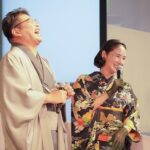 Yoh Yoshida Instagram – お待たせしました、ゲストのお二人です。
9/30は松尾諭さん、10/1は峯村リエさんにご登場頂きました。会場には、ドラマ「ラストマン」や、舞台「ザ・ウェルキン」を観てくださっていた方も多く、お二人のご登場は一段と盛り上がりました。
お二人とも着物の嗜み話だけでなく、作品の裏話も満載で、お客様にとっても貴重な時間だったのではないでしょうか。衣装の着姿はそれはそれは華やかで美しく、ニコニコと螺旋階段を降りて来てくださったそのお顔が見られて、スタイリストひつこは感無量でした。
というわけで、お二人の衣装も私がスタイリングさせていただきました。
9/30 ゲスト松尾諭さん
1)京都の呉服屋さんからお借りした、まるで羽衣のように軽い着心地の、最上級の夏単衣。「五島列島の自然豊かな環境で育った野蚕を、極細の糸に紡いで、手織した正絹に、時雨縞という小紋型を使って手染めした究極の逸品」なのだそうです。まだまだ未熟者の私でも、一目見て「逸品」と分かる質感と手触り。一生に一枚は、こういう着物を作りたいと思わされる素晴らしい一枚。
2)最上質の極細糸で別誂した生地に、江戸小紋と同じ技法で、京都で染付した逸品。
着物は毛万筋、羽織は極細亀甲紋様。
こちらも京都より。松尾さんの恰幅で羽織ると、「呉服屋の若旦那」または「凄腕の番頭さん」という風情で、しっくりと来てとてもお似合い。夏の単衣といい、こちらの袷のお着物といい、「いいものはいい」とただただため息の出る、圧巻のお着物でした。
10/1 ゲスト峯村リエさん
1)代田橋にあるアンティークショップ「 #キモノ葉月 @kimonohazuki77 」さんに、着物と帯と帯締めをお借りしました。BTS好きのリエさんが喜ぶ着物を選びたいというリクエストに、同じくBTSファンの店員なべさんが、グループテーマカラーが紫であることを教えてくださいまして。なのでリエさんコーデは紫で統一。それを軸にこの回では、普段コミカルな役の多いリエさんが生来持つ「上品さ」「たおやかさ」「艶やかさ」を表現したくて、暈かしの入った菊模様の、優しい印象の着物をチョイス。帯や帯締めも同系色のアンティークを選び統一感を出しました。因みに草履は以前、 #キモノ葉月 さんの受注会で買ったもの。台の色と鼻緒の柄を好みで選び、自分だけのオリジナル草履を作れます。定期的にやっている受注会なので、ぜひ公式インスタをチェックしてくださいね。高身長のリエさんに合わせて、裾には嘘つきスカートと、手首に付け袖。「気に入った着物を諦めなくていいんだね!」とリエさんが言ってくださって、「そうなんです!!!」と心の中で120デシベルくらいで叫びました。
(最後の写真は、ちゃっかり二人で指ハート)
2)黄色地に紫の矢羽模様のアンティーク着物に、緑の古典柄の帯。帯締めも合わせて全て代田橋の #キモノ葉月 @kimonohazuki77 さん。こちらも裄足らずだったので、アームウォーマーで視覚的カバー。
「BTSのトレードマークがこの矢羽模様に似ている」と、着物を見たリエさん大興奮。調べてみたらば、確かに!!!因みに黄色を選んだ理由は、リエさんの稽古着がいつも黄色いジャージだったから。なんでも、海外のサイトでわざわざ取り寄せた、テテが持っているものと同じものなんだとか。ファンってありがたいなぁ、としみじみ。
そうそう、MCの山岸さんのコーデもさせて頂きました。おばあさまの帯をお借りして、オレンジ×緑(カーキ)の秋色コーデ。お着物は、書籍の冒頭、羊飼いコーデで使ったものです。後ほどストーリーでシェアしますね。
つづく。
These are the two guests of “Matouhitsuji”. Mr. Matsuo on 9/30 wore a top-quality kimono outfit borrowed from a kimono shop in Kyoto. Rie Minemura on October 1st wore an antique kimono with a BTS motif. They both look great together and I, as a stylist, really enjoyed them! All of Hazuki’s kimonos used for this event and “Hitsuji Hitsuji” are available at the store. If you are interested, please visit the shop directly!
#マトウヒツジ
#kimonostyle
#antique
#actress
#着物
#アンティーク
#着物イベント
#キモノ葉月
#代田橋